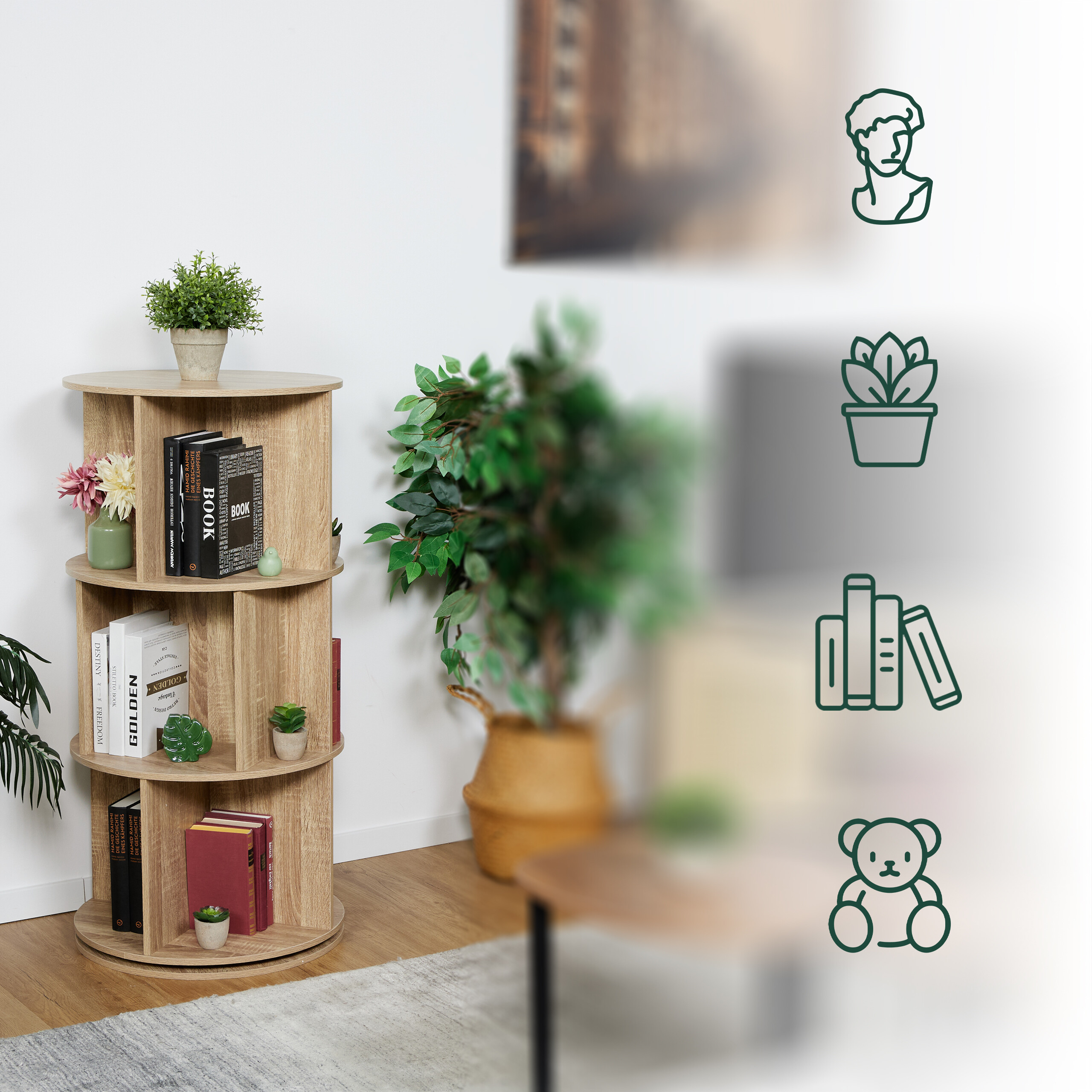 Ein dreistöckiges Holzbücherregal steht in einem Raum, dekoriert mit Pflanzen, Büchern und Blumen.