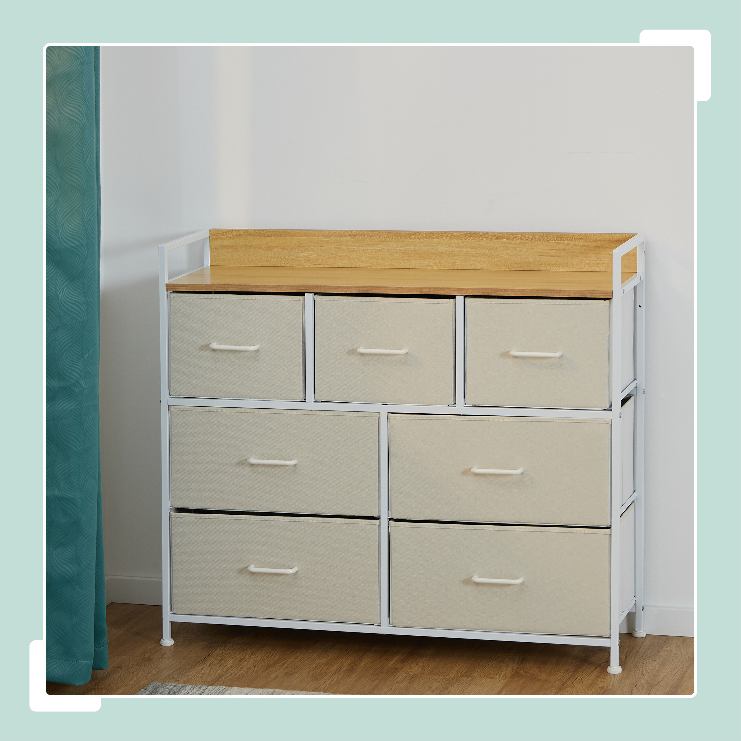Weißer Metallrahmen-Schrank mit sechs beigen Stoffschubladen und Holzoberseite vor weißer Wand.