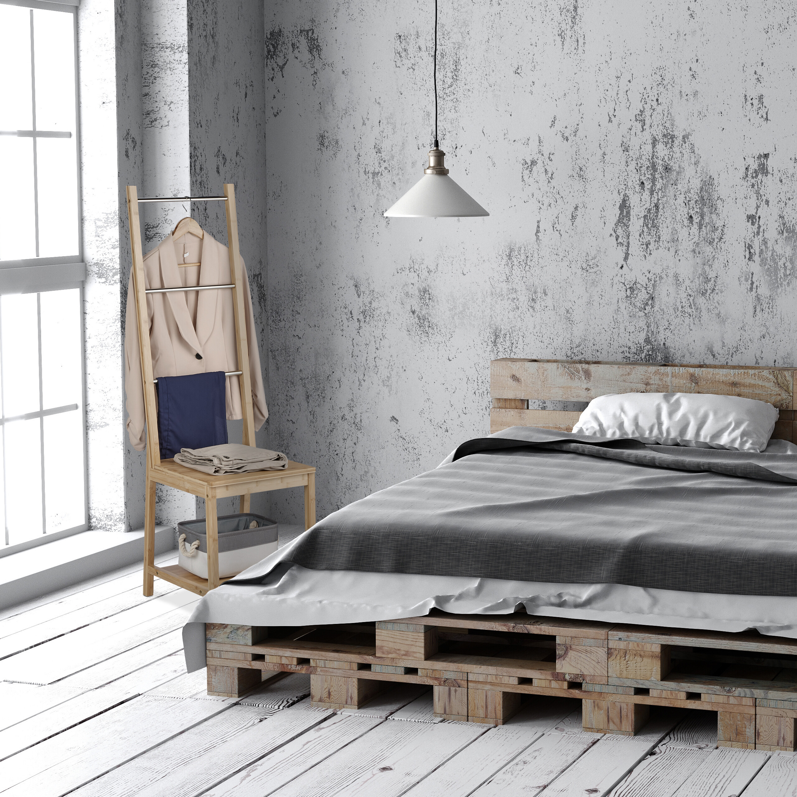 Ein minimalistisches Schlafzimmer mit einem Holzbett aus Paletten, einer Kleiderleiter, einer Betonwand und einem großen Fenster.