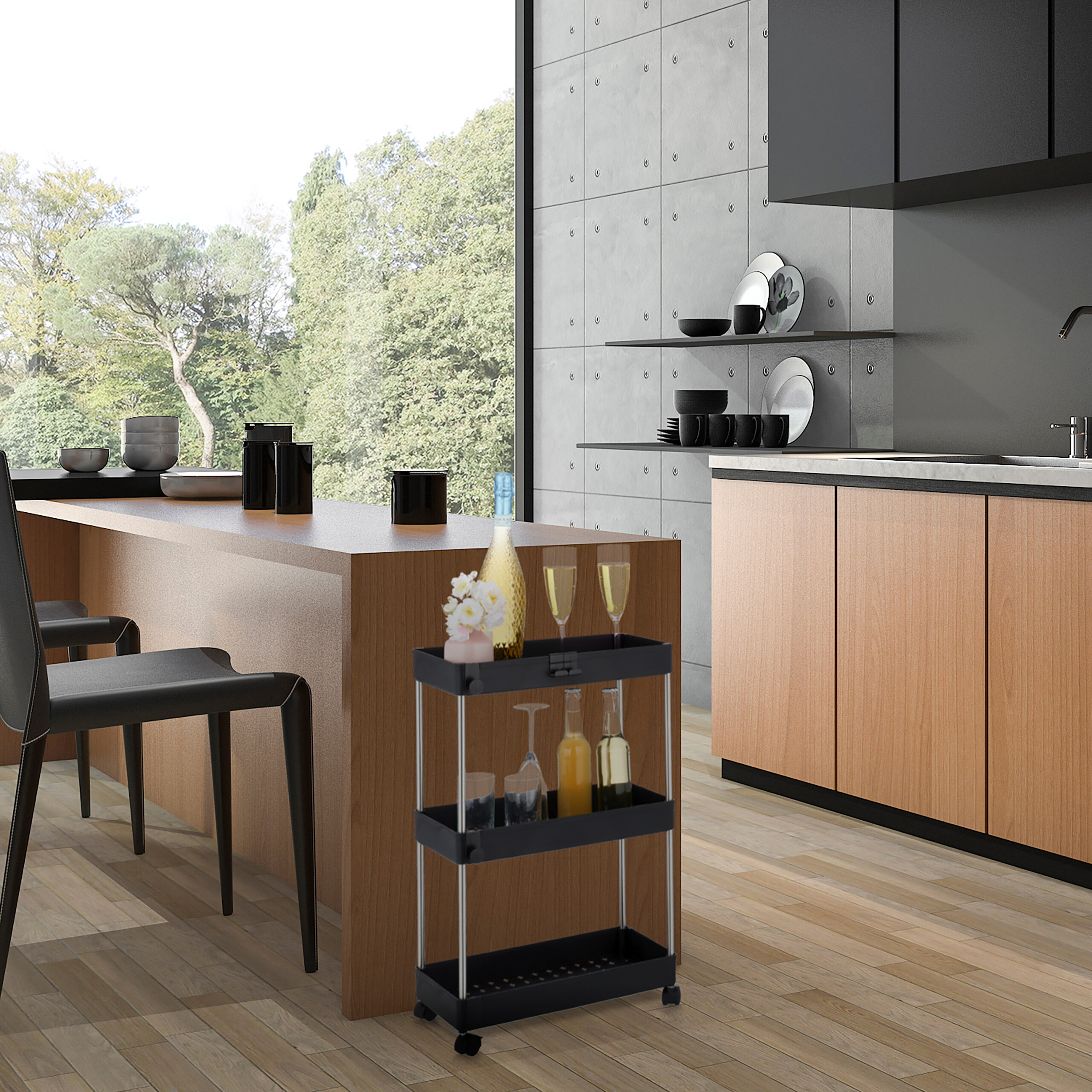 Moderne Küche mit Holzmöbeln, einer Kücheninsel und einem schwarzen Servierwagen mit Flaschen und Gläsern im Vordergrund.