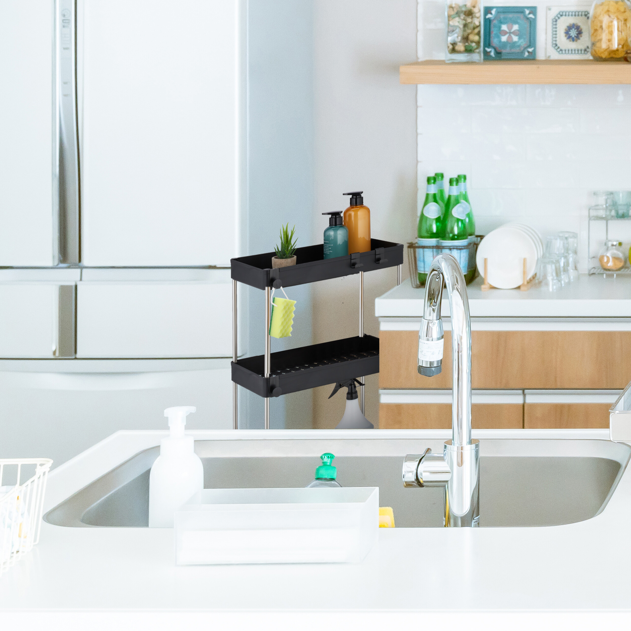 Moderne Küche mit weisser Spüle, verchromtem Wasserhahn und schwarzem Regal mit Flaschen und Pflanzen.