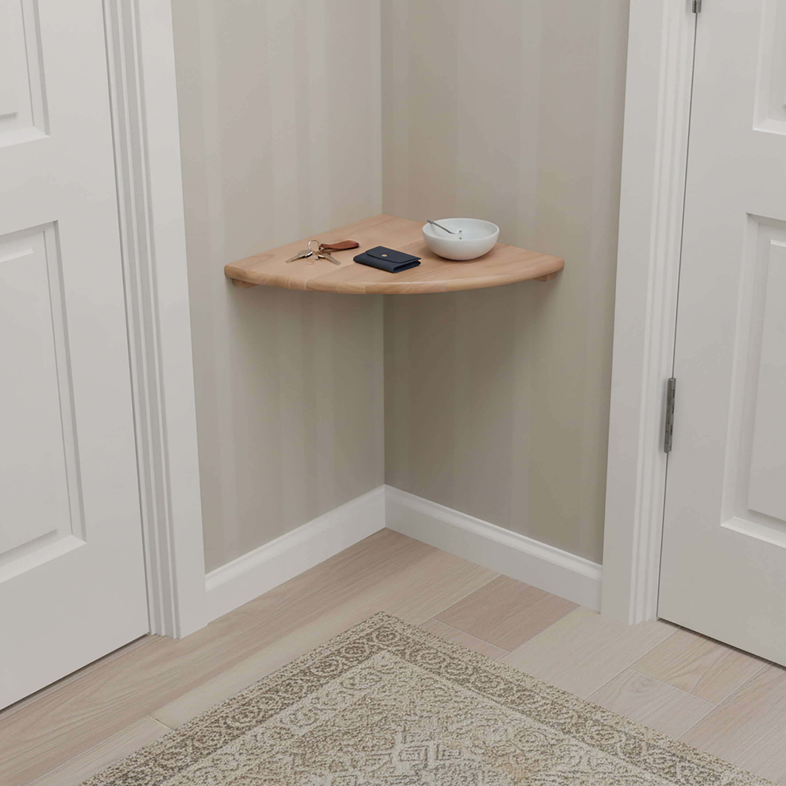 Eine Holzeckregal in einem beige Raum mit zwei weißen Türen und einem Teppich am Boden.
