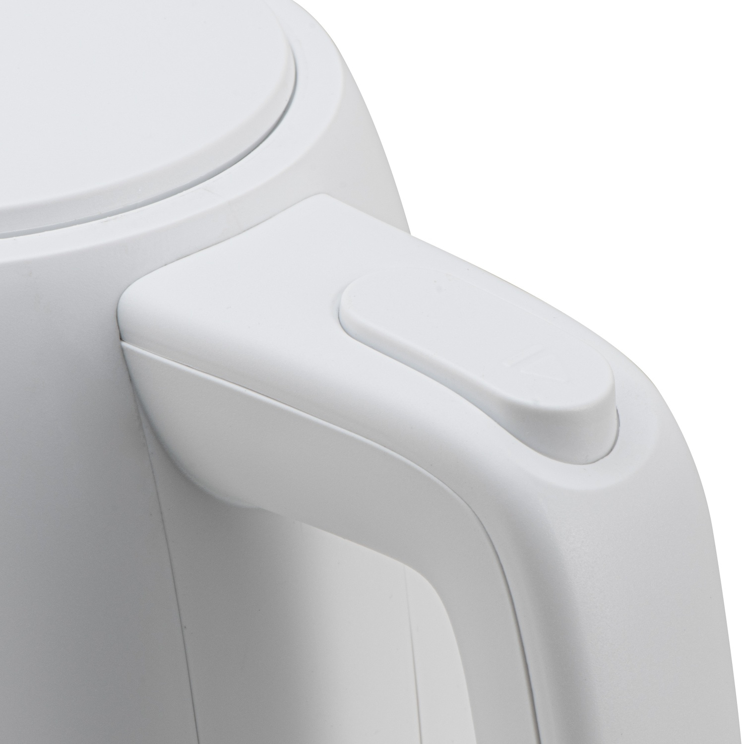 Gros plan sur la poignée d'une bouilloire électrique blanche avec un petit bouton.