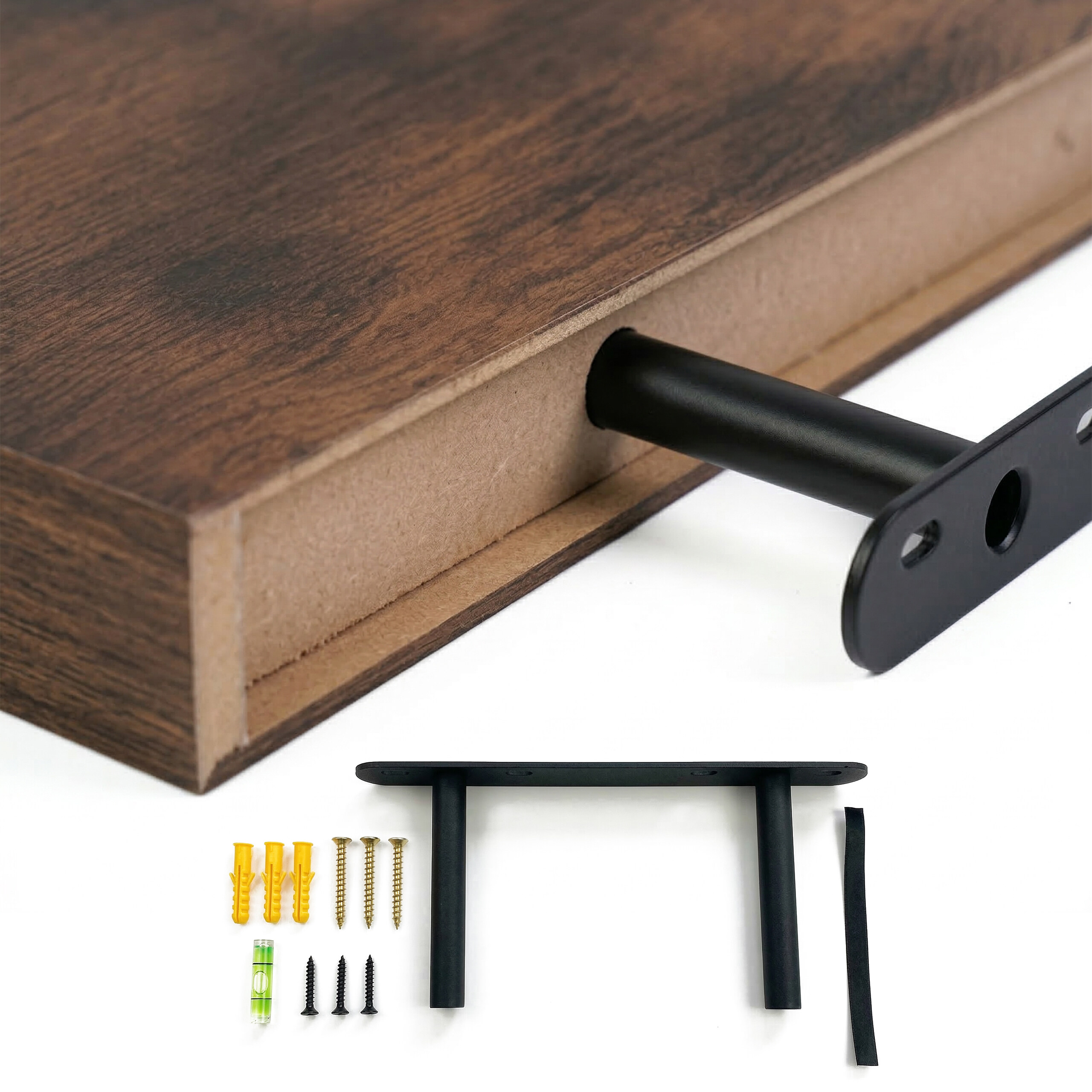 Ein hölzernes Wandboard mit schwarzer Metallhalterung, Schrauben, Dübeln und einer Minidose auf weißem Grund.