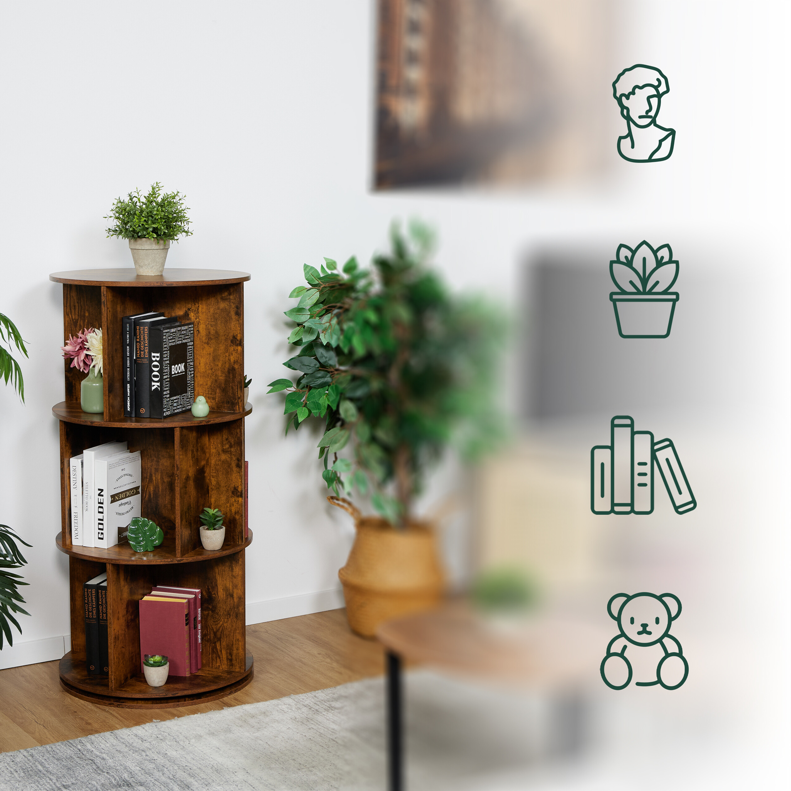 Ein rustikales drehbares Holzregal mit Büchern, Pflanzen und Dekoration in einem hellen Wohnzimmer.