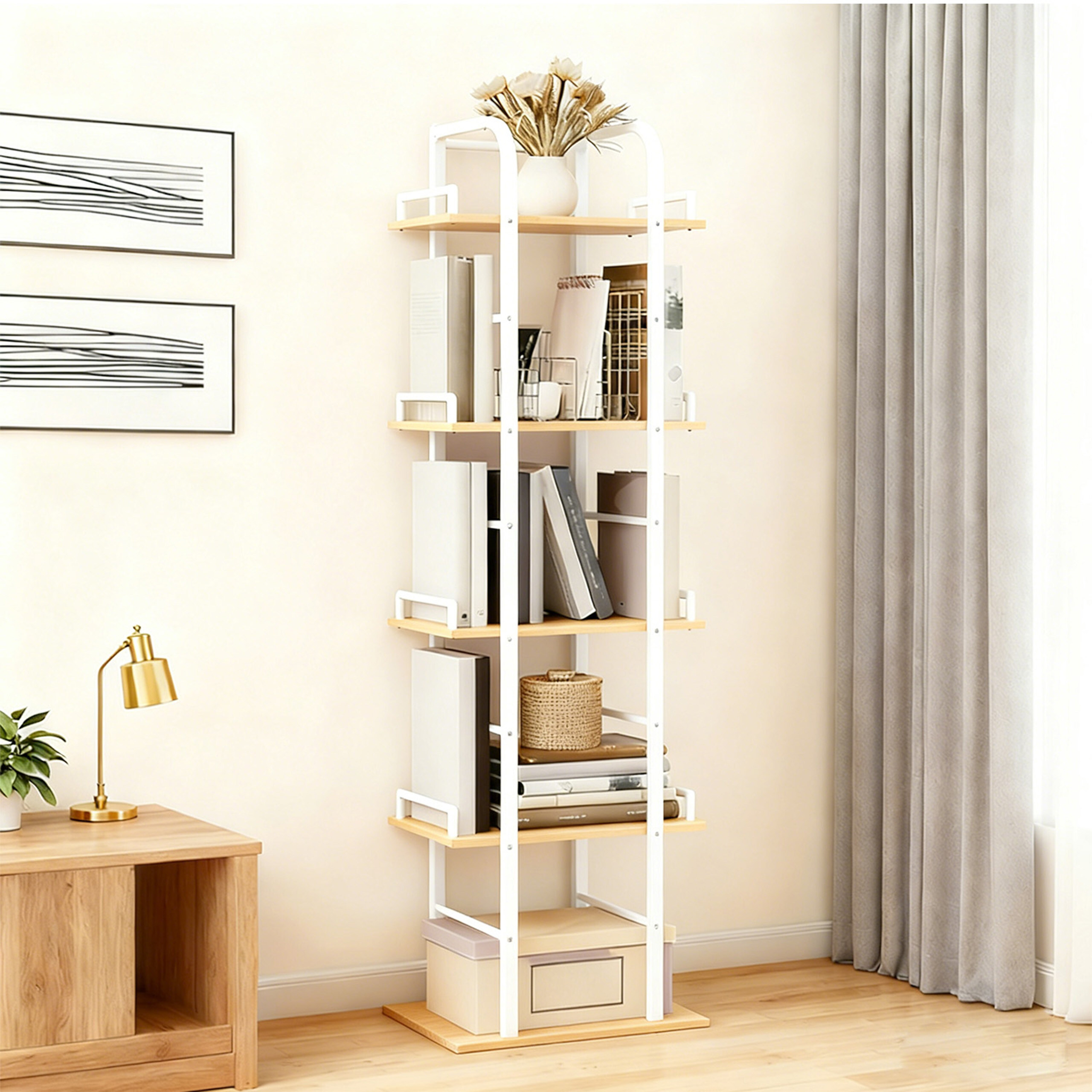 Ein weißes Metallregal mit Holzbrettern, gefüllt mit Ordnern und Büchern, steht in einem hellen Zimmer.