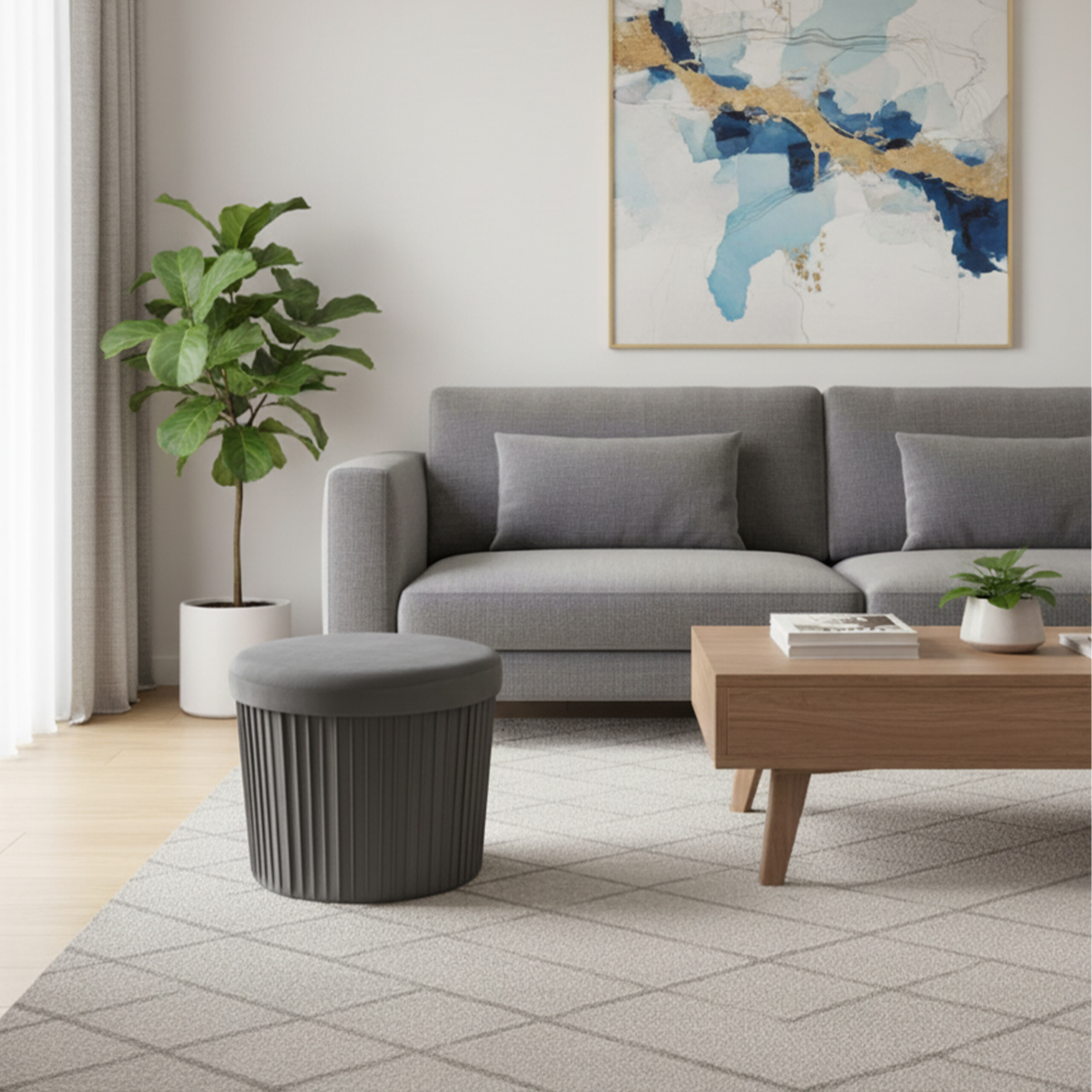Ein graues Sofa, ein Holztisch, ein dunkler Hocker, eine Topfpflanze und abstrakte Kunst in einem Wohnzimmer.