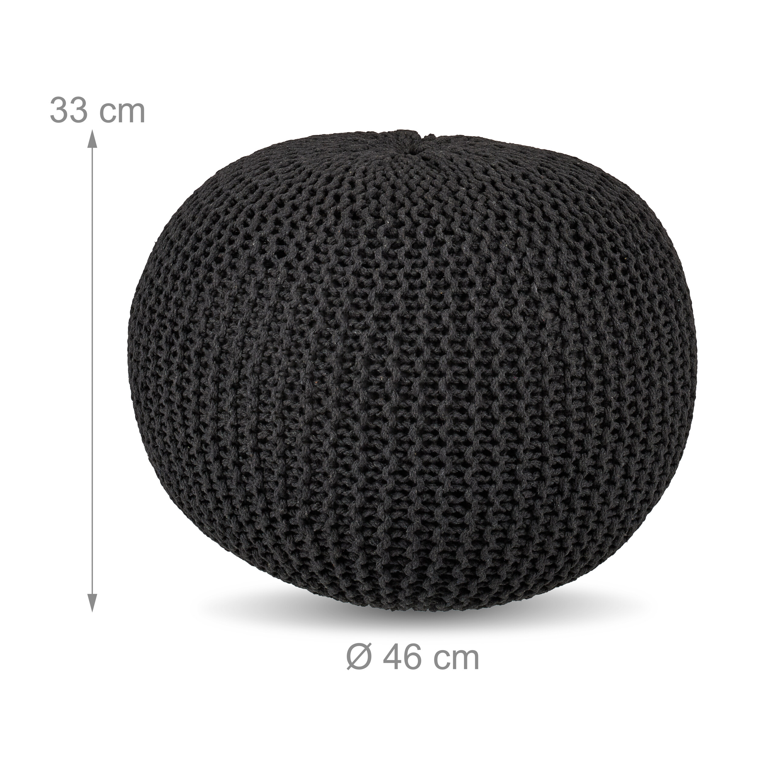 Ein schwarzer Strickpouf mit Maßen von 33 cm Höhe und 46 cm Durchmesser vor weißem Hintergrund.
