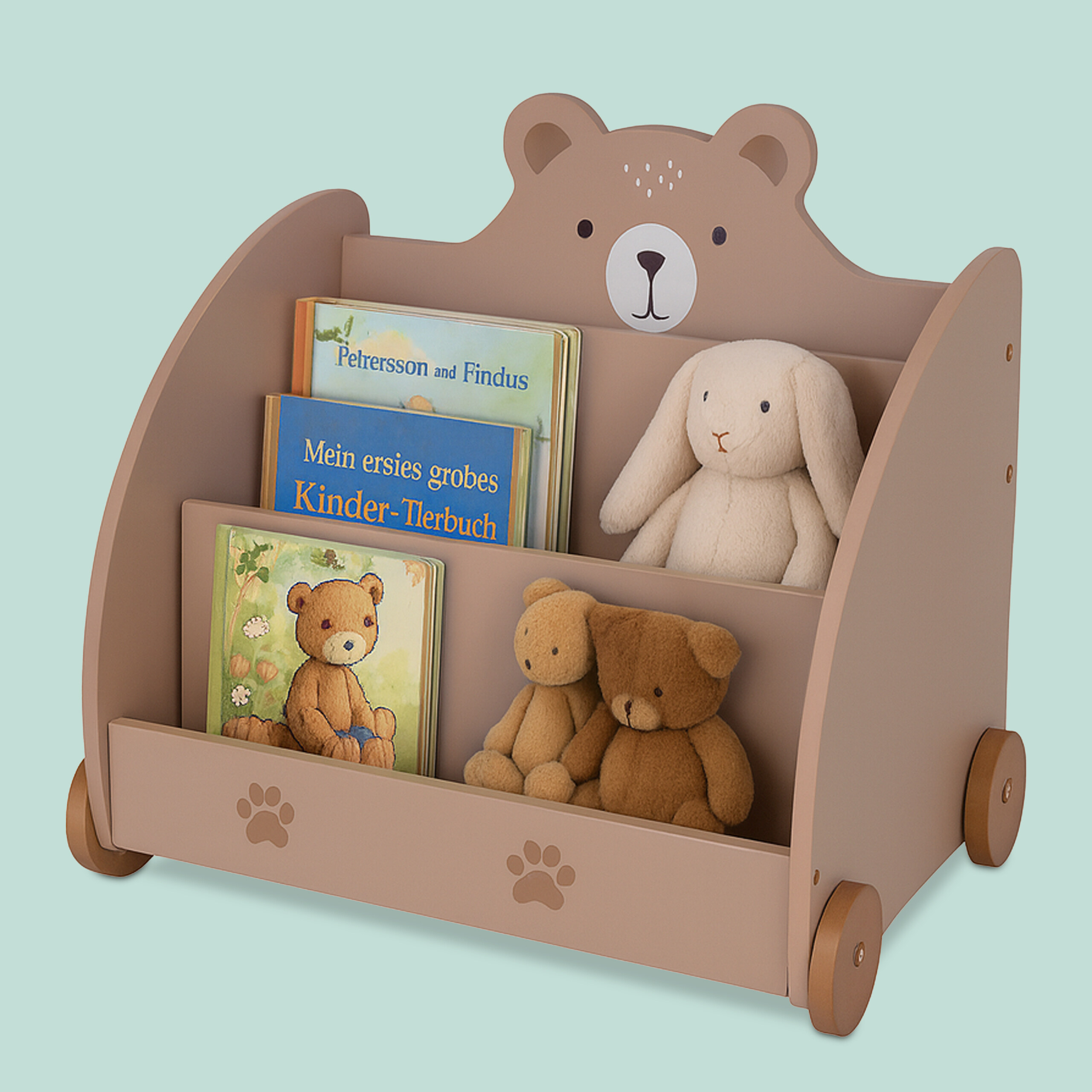 Ein braunes Holzbücherregal mit Bärenmotiv, gefüllt mit Kinderbüchern und Plüschtieren auf Rädern.