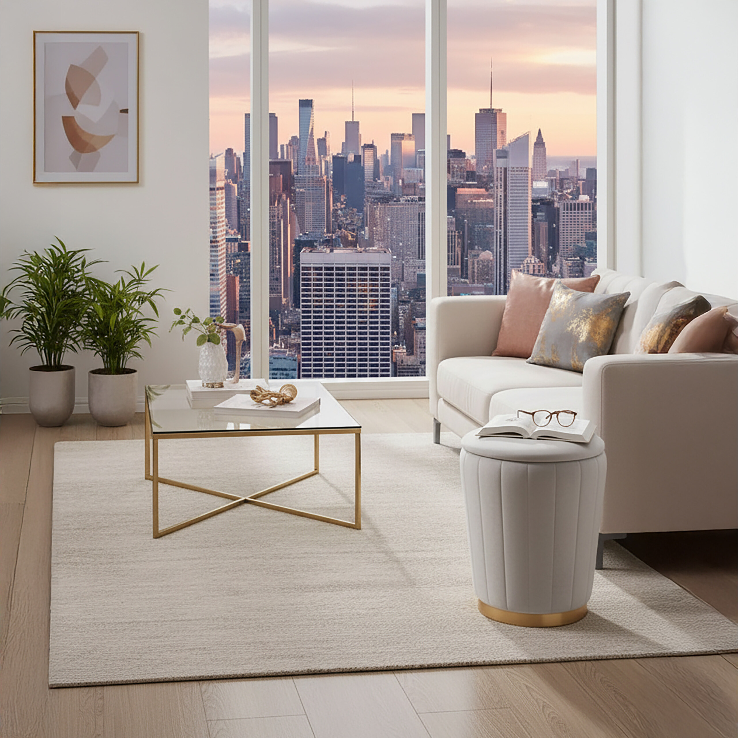 Modernes Wohnzimmer mit hellem Sofa, Glastisch und großem Fenster mit Blick auf die Skyline bei Sonnenuntergang.