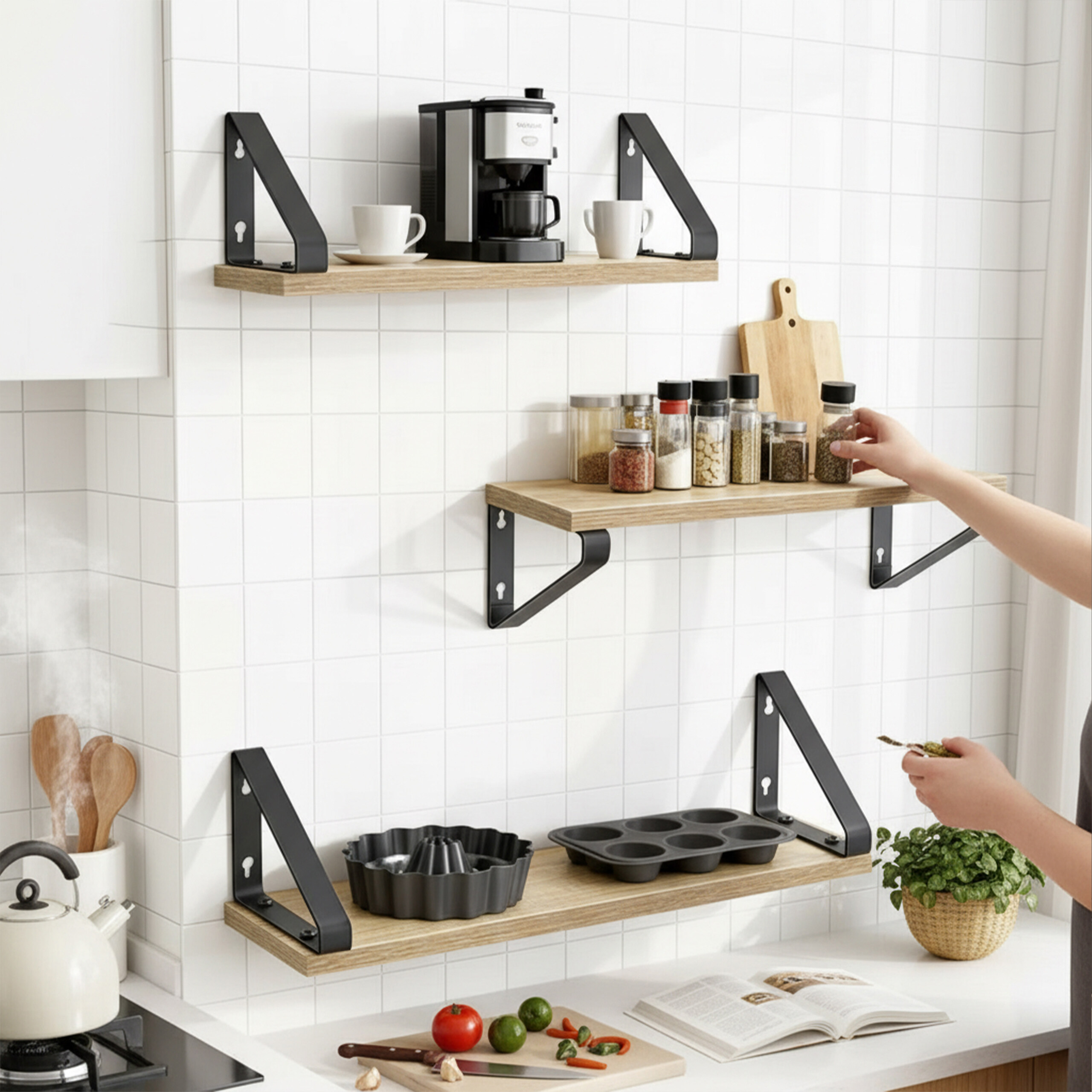 Holzregale an einer weißen Fliesenwand mit einer Kaffeemaschine, Gewürzen und Backformen in einer hellen Küche.
