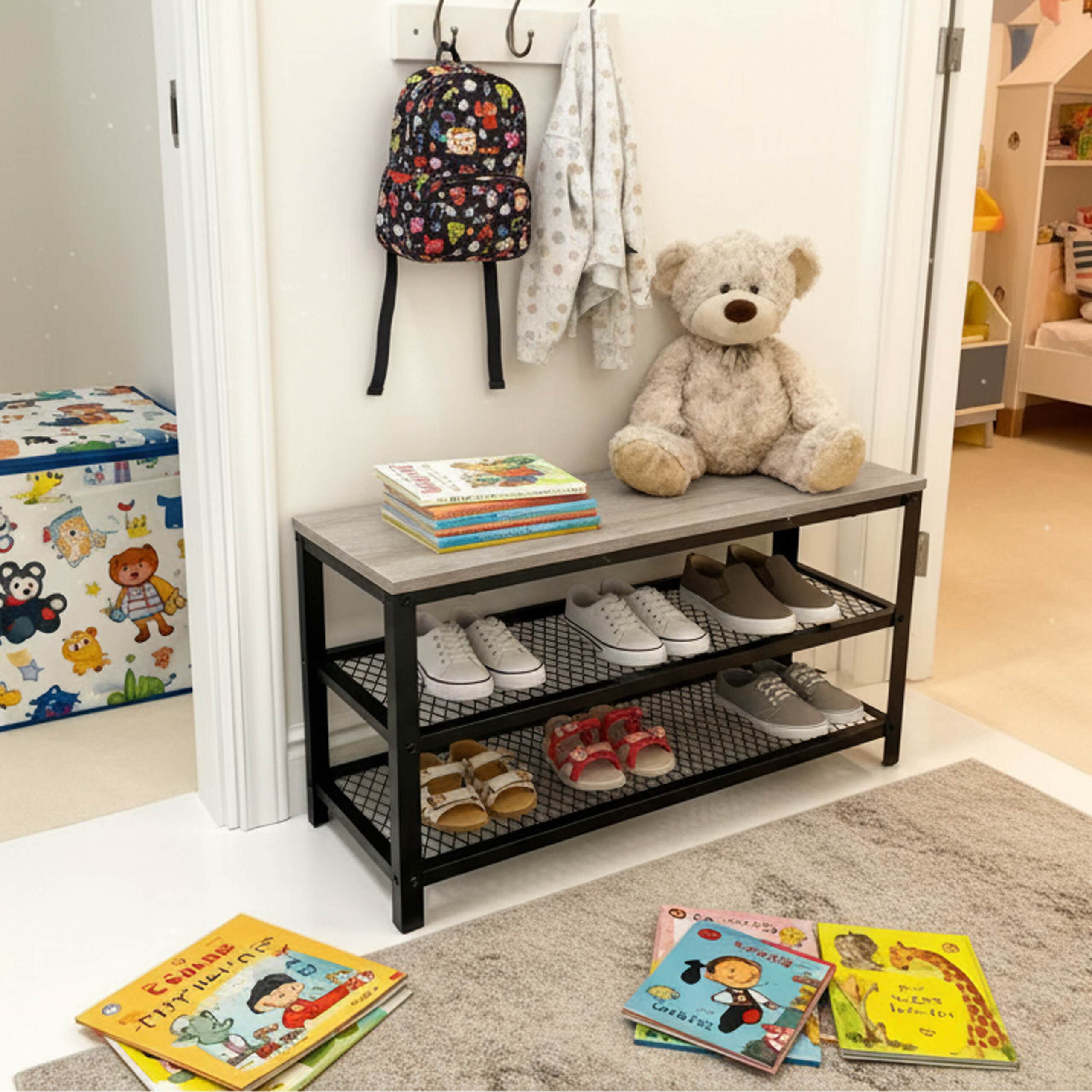 Flur mit Schuhregal, Stofftier, Rucksack an der Wand und Kinderbüchern am Boden.
