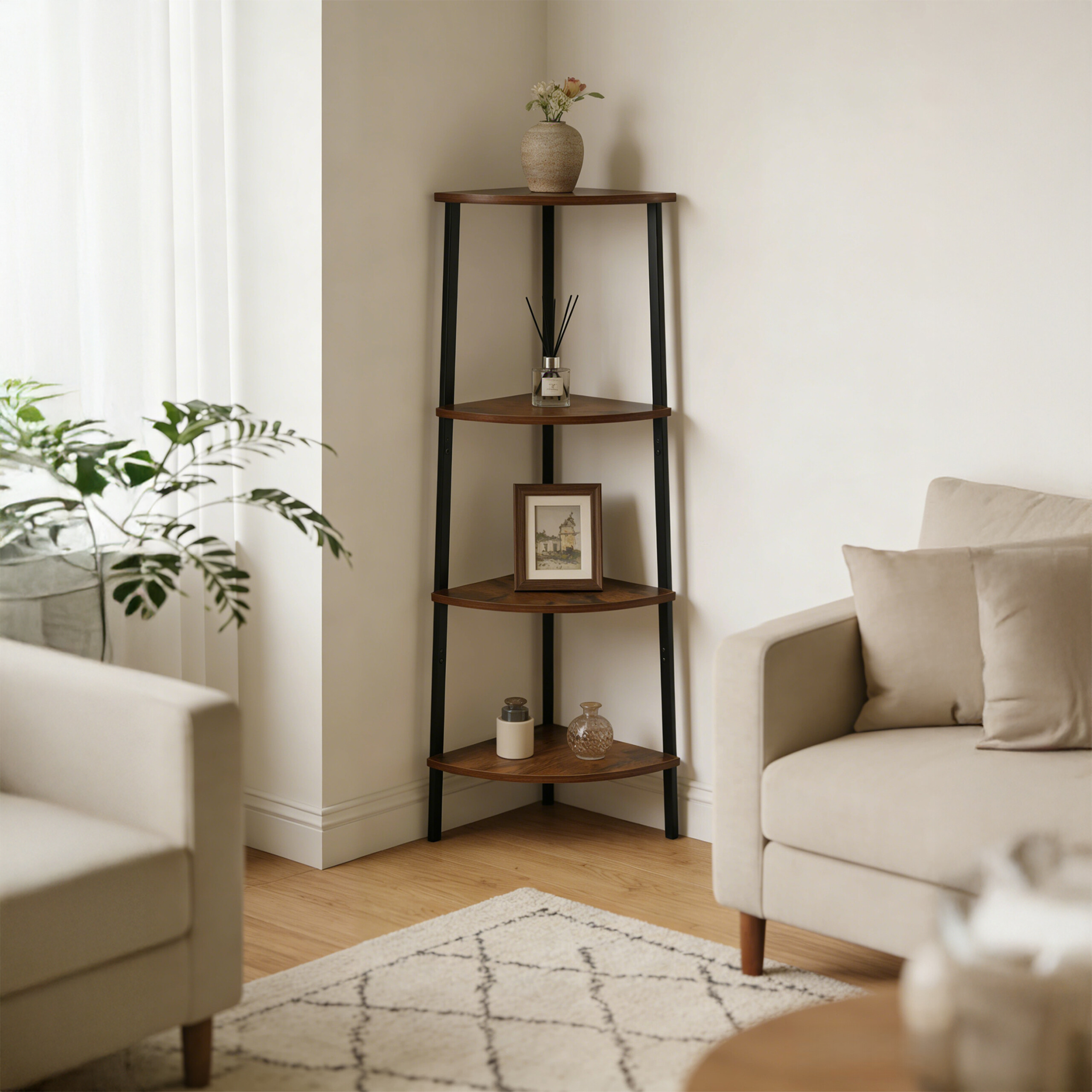 Eckregal aus Holz mit schwarzem Metallgestell, dekoriert mit Vasen und Rahmen im Wohnzimmer.