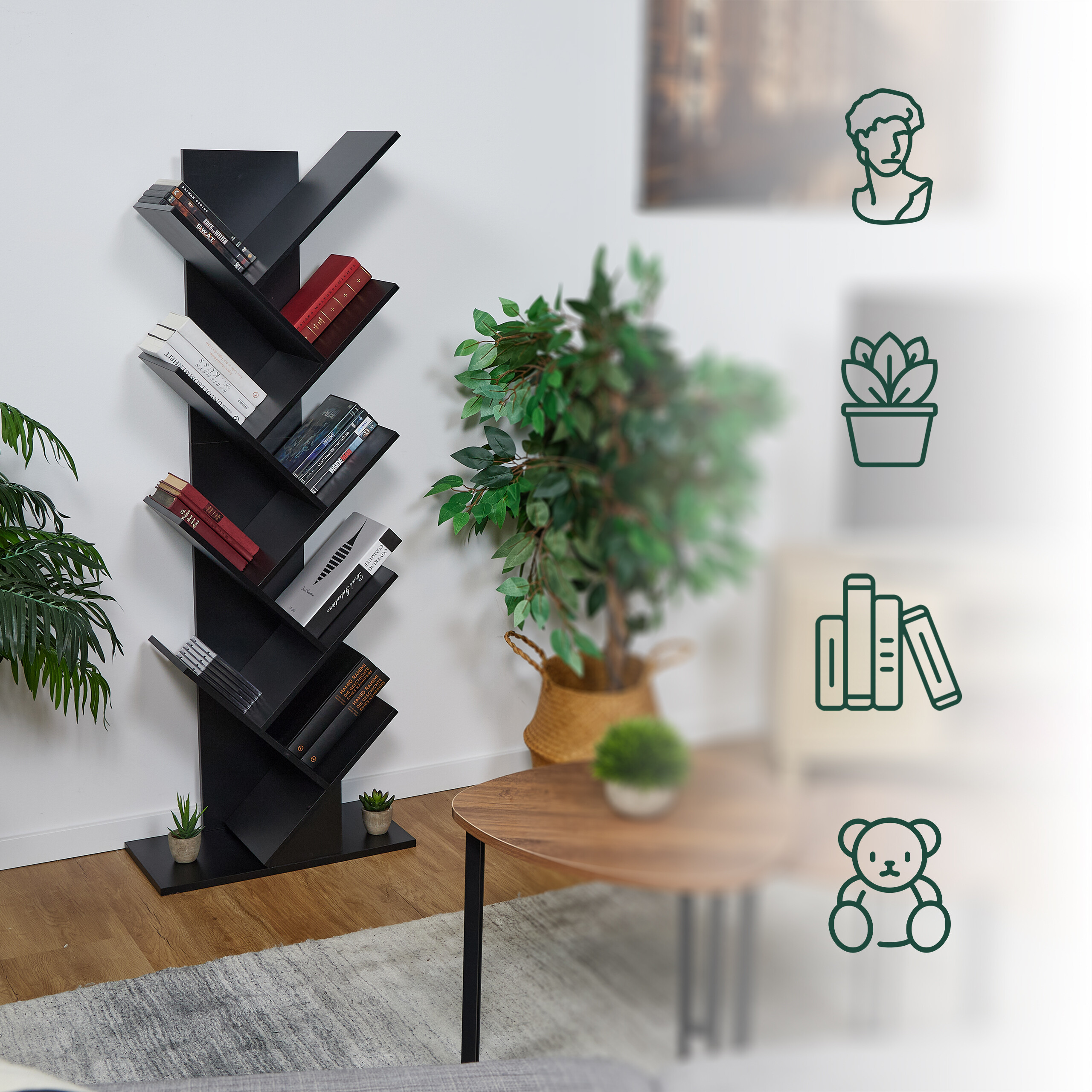 Ein schwarzes, baumfÃ¶rmiges BÃ¼cherregal steht in einem hellen Raum mit Pflanzen, einem Tisch und Symbolen rechts.