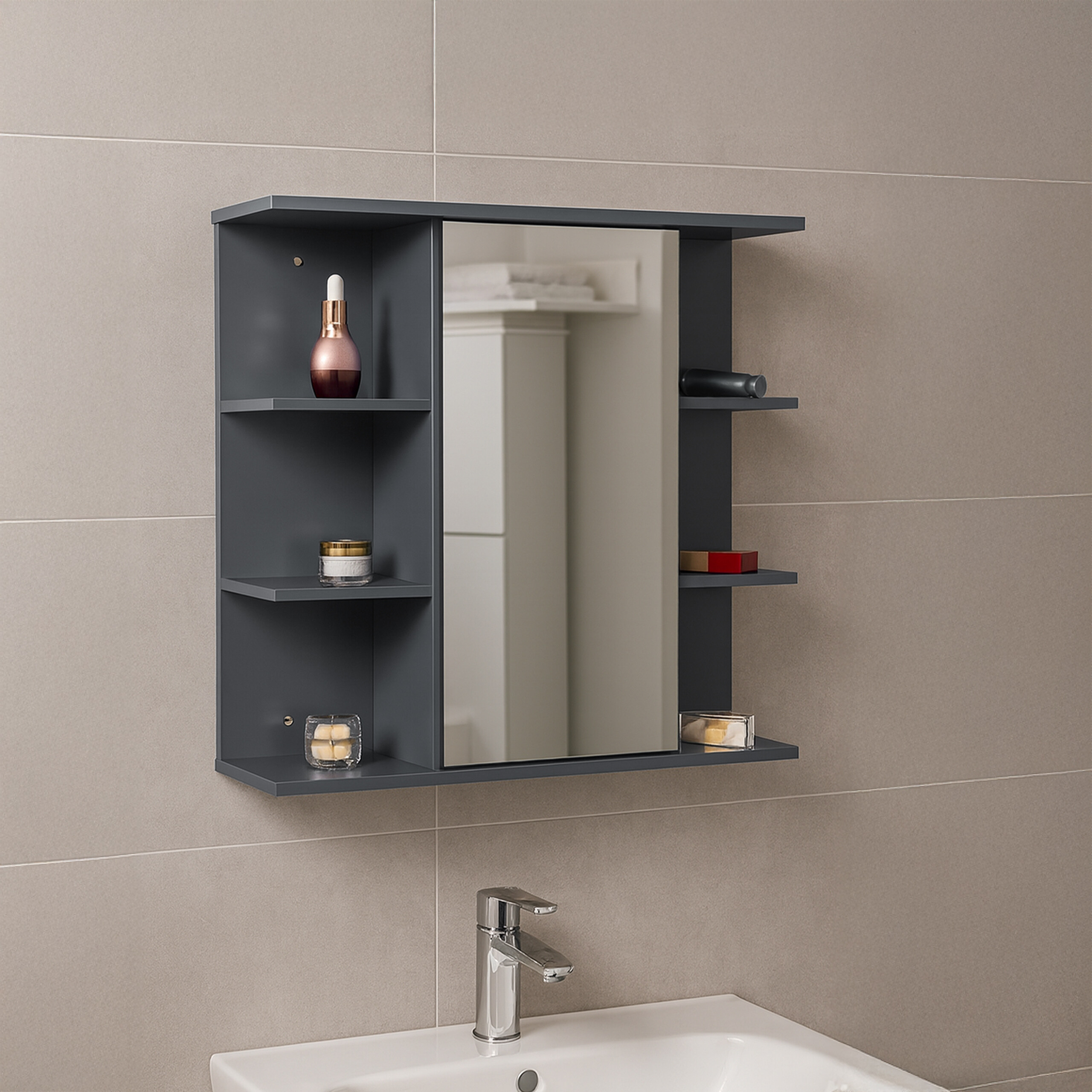 Dunkelgrauer Badezimmerschrank mit Spiegel und offenen Regalen über einem Waschbecken an einer Fliesenwand.