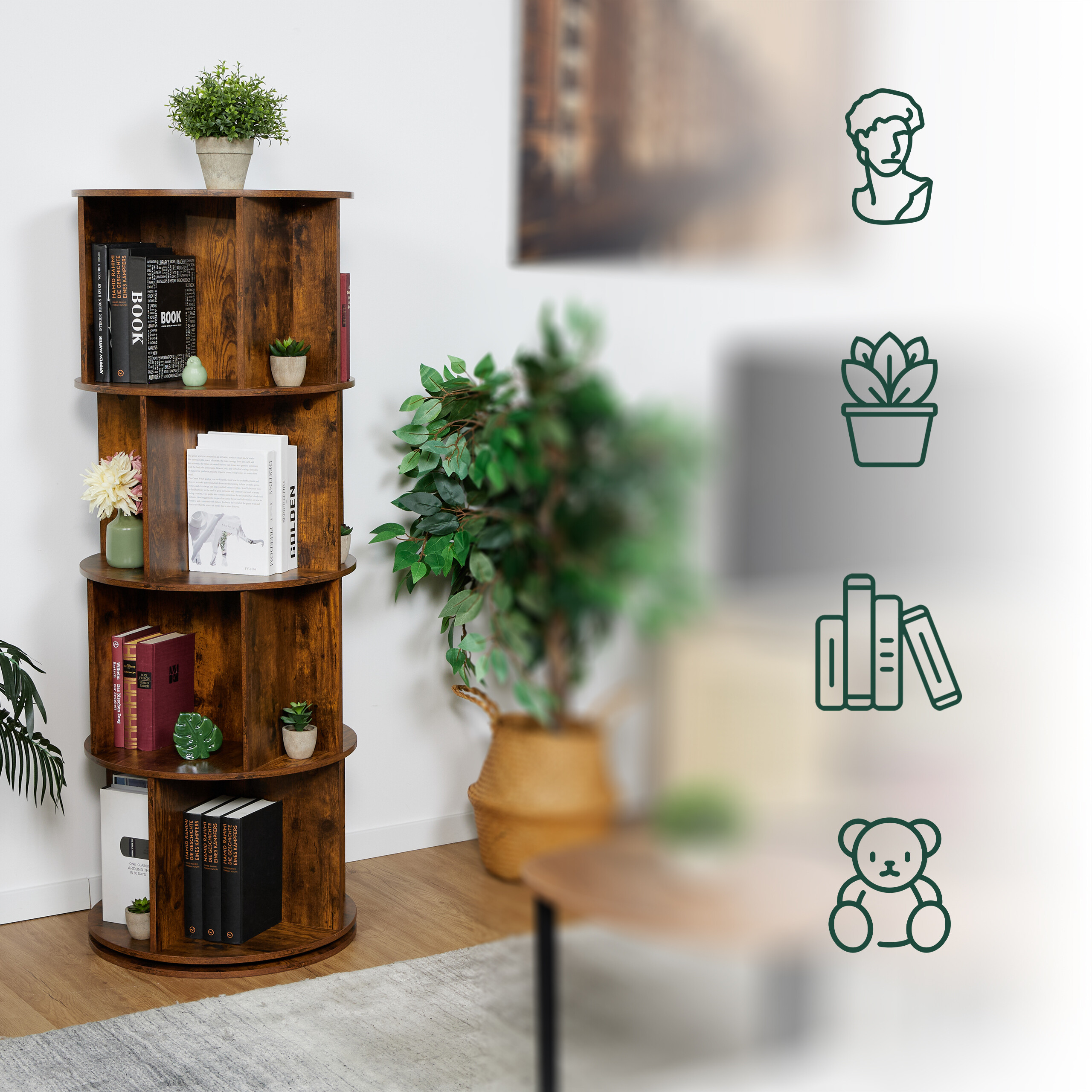 Ein rustikales, drehbares Bücherregal aus Holz steht mit Pflanzen und Büchern in einem hellen Raum.