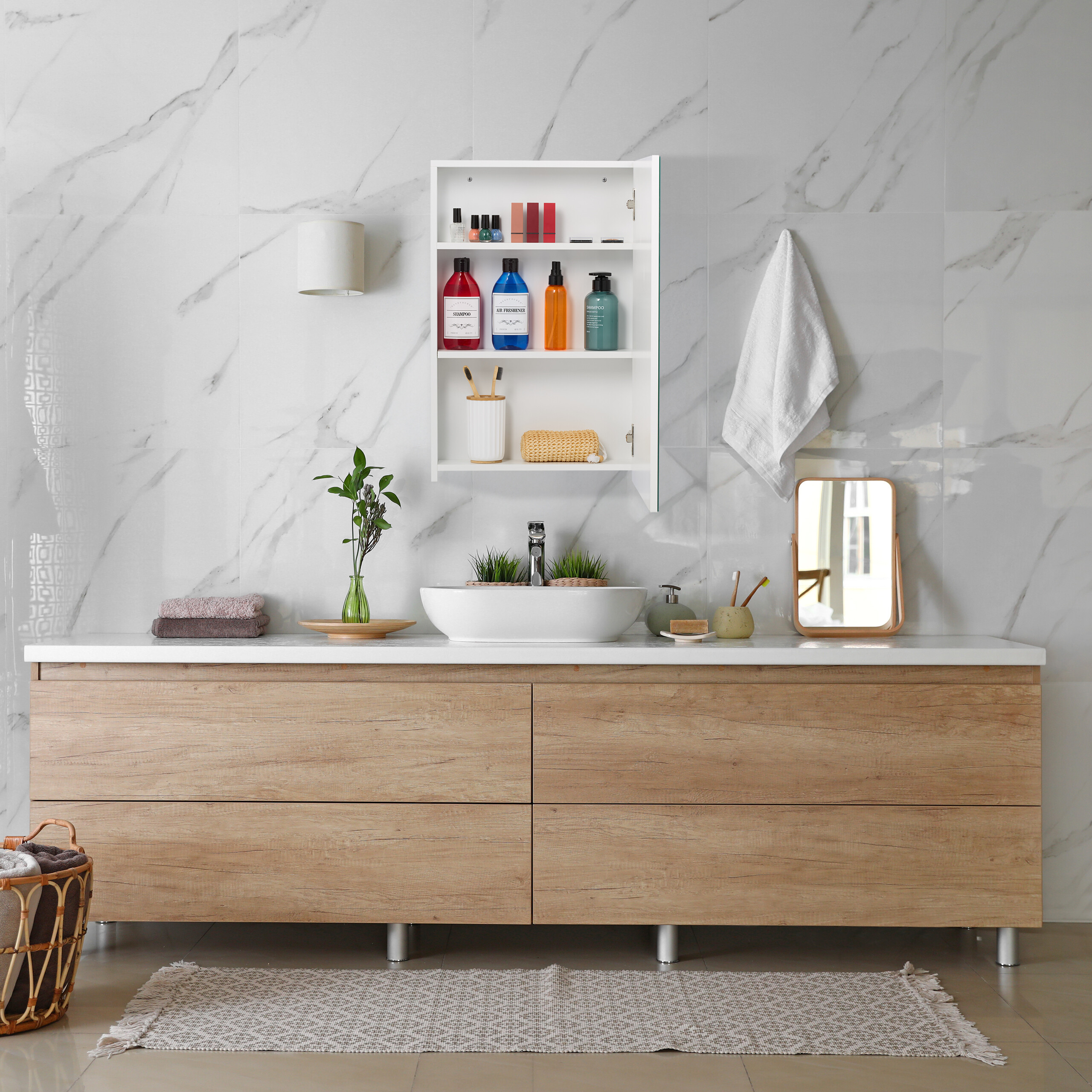 Moderner Waschtisch mit Holzsäulen, weißem Becken, Wandspiegelschrank und Marmorfliesen.