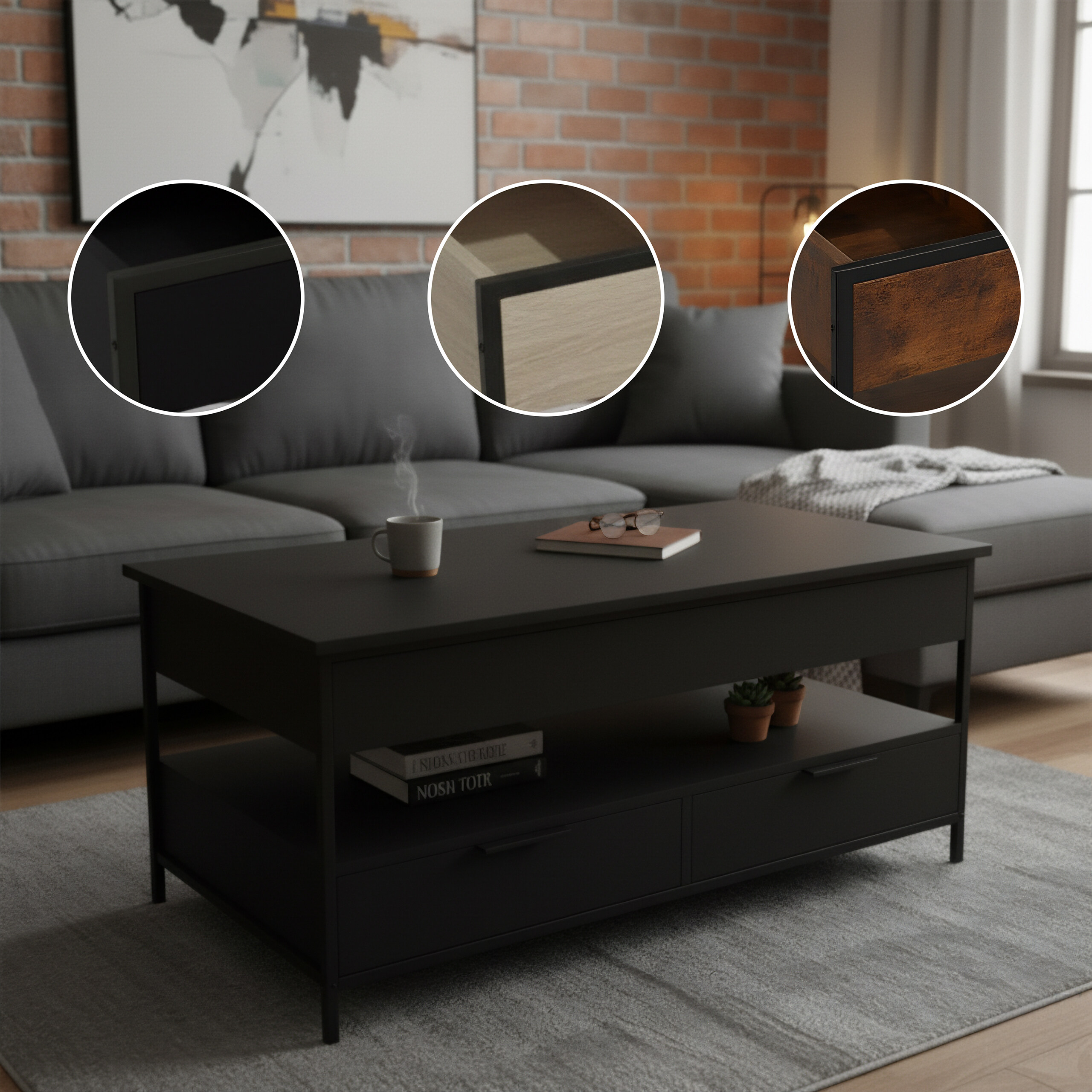 Schwarzer Couchtisch mit Regal und Schubladen vor einem grauen Sofa, mit drei verschiedenen Oberflächen-Einschüben.