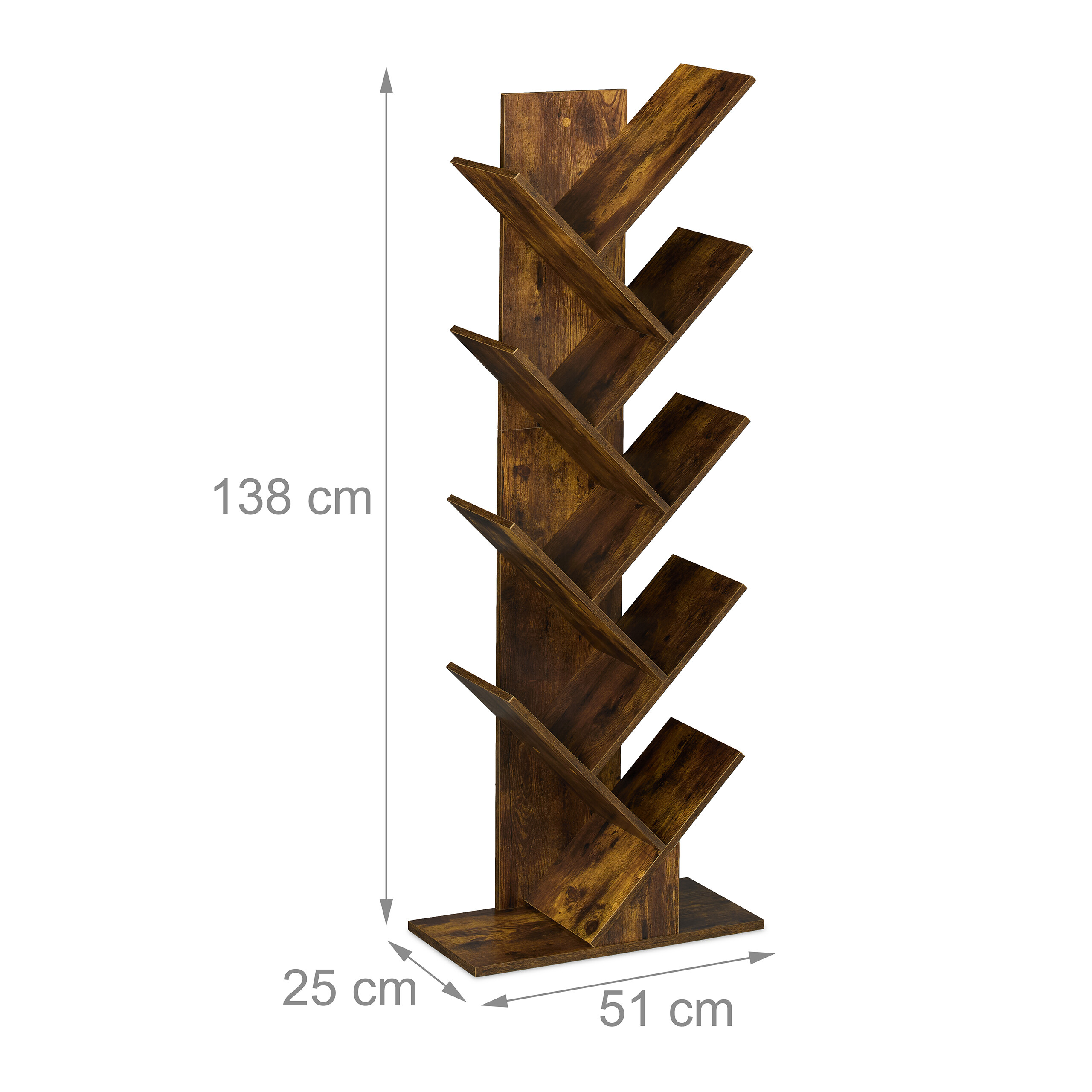 Rustikales, braunes holz-baumregal, 138 cm hoch, 51 cm breit und 25 cm tief, vor weißem hintergrund.