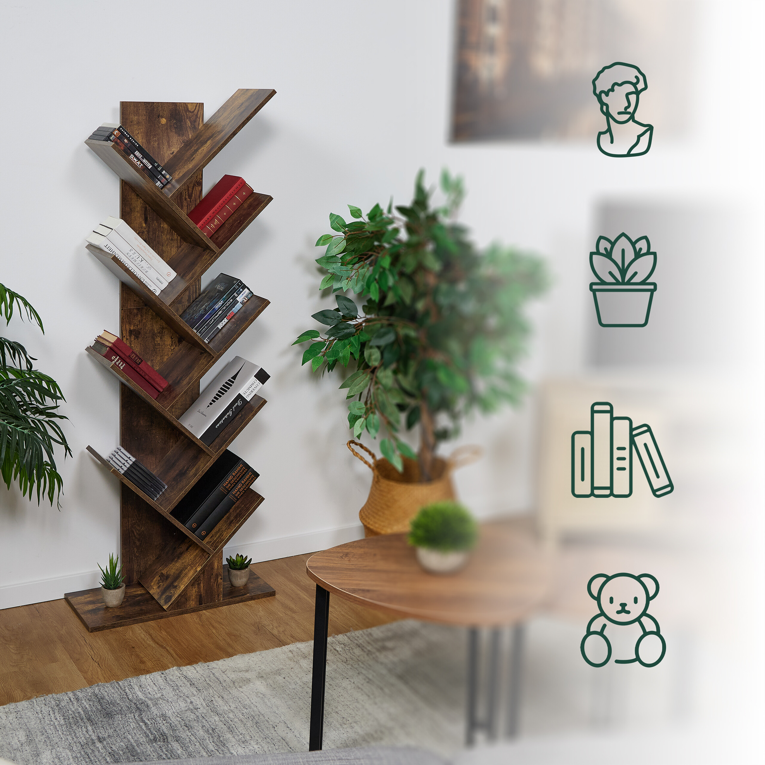 Ein hölzernes Bücherregal mit diagonalen Fächern, gefüllt mit Büchern, steht in einem modernen Wohnzimmer neben Pflanzen.