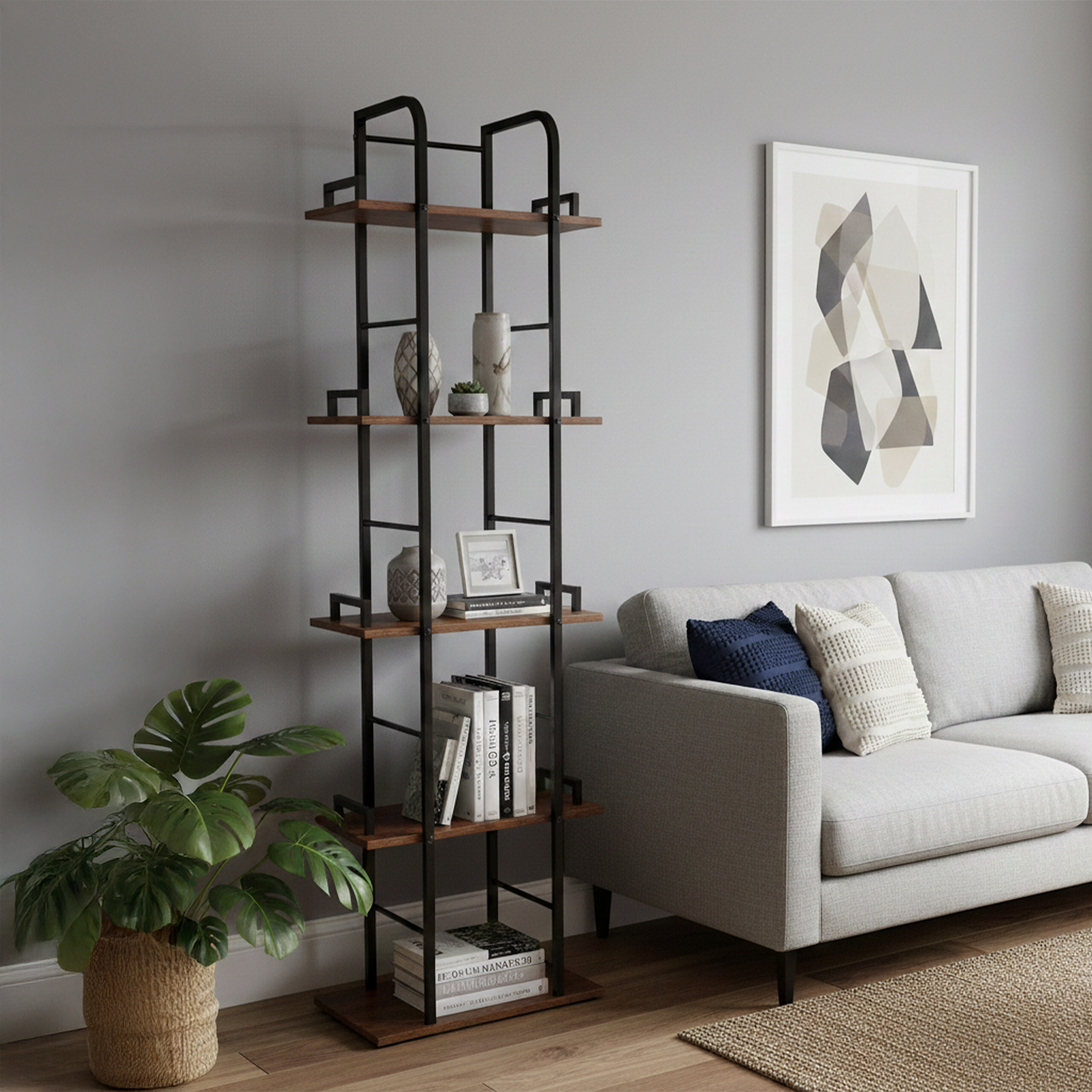 Ein hölzernes und schwarzes Metallregal steht neben einem hellgrauen Sofa und einer grünen Pflanze.