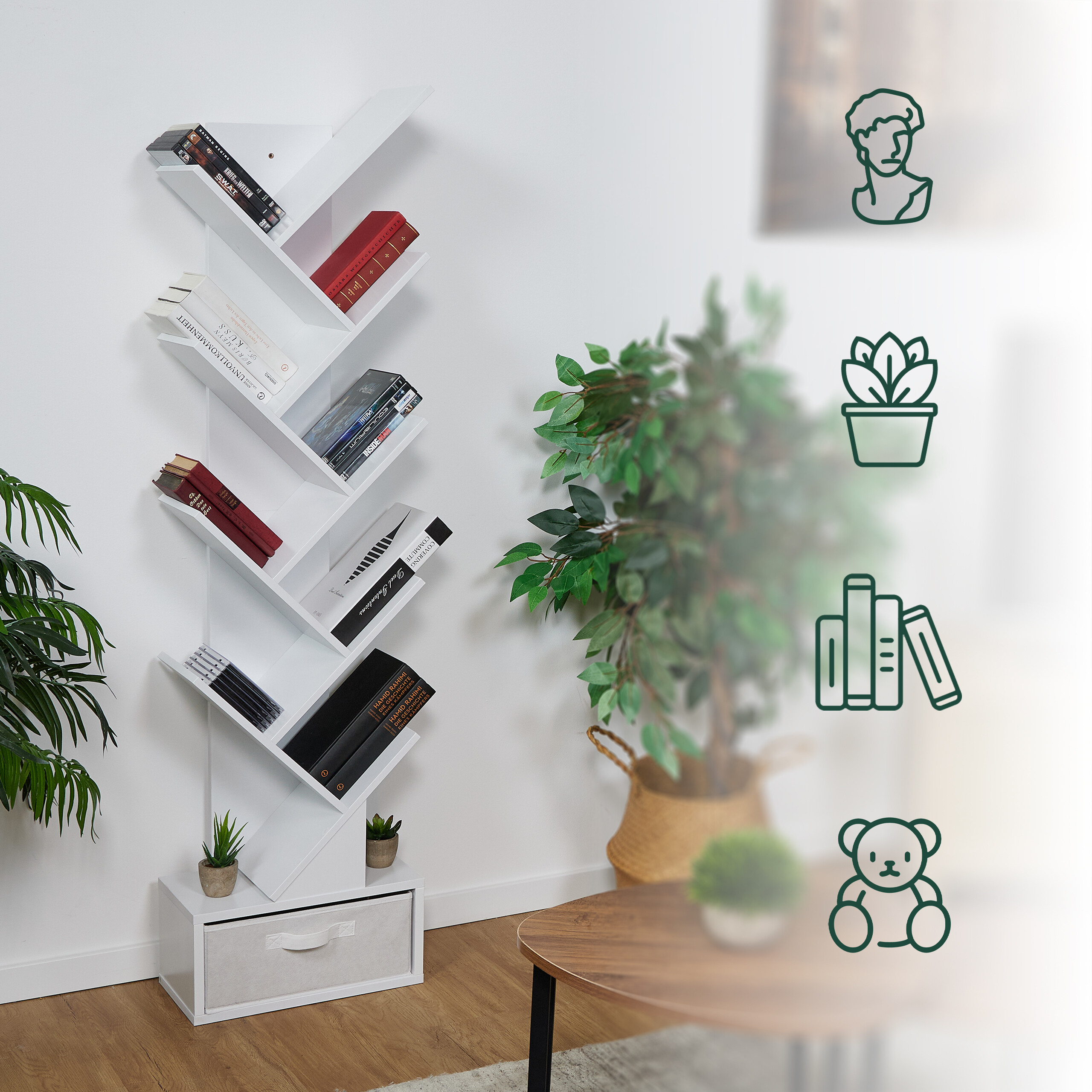 Ein weißes Zickzack-Regal mit Büchern, Pflanzen und Schublade steht vor weißer Wand mit Symbolen.