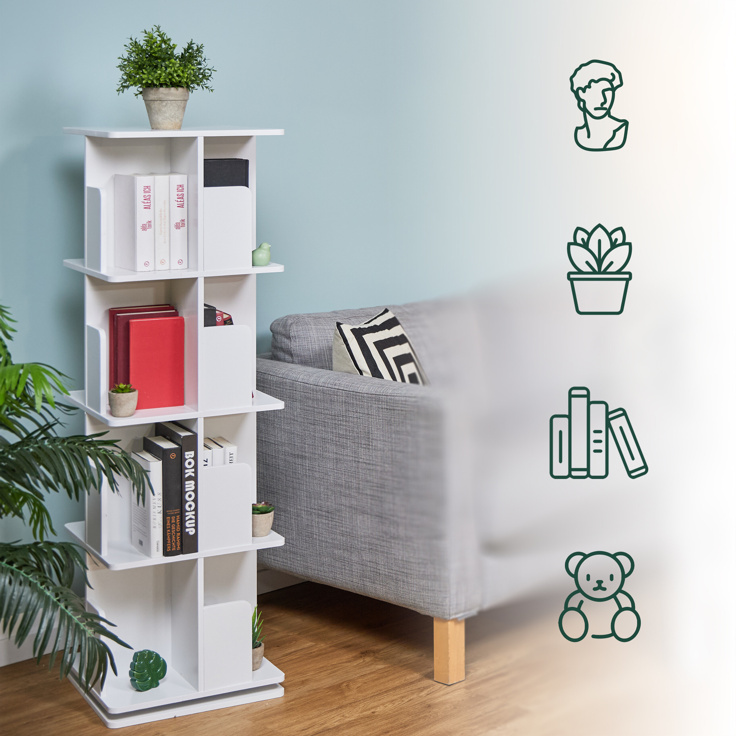 Ein weißes Drehregal mit Büchern und Pflanzen steht neben einem grauen Sofa vor einer hellblauen Wand.
