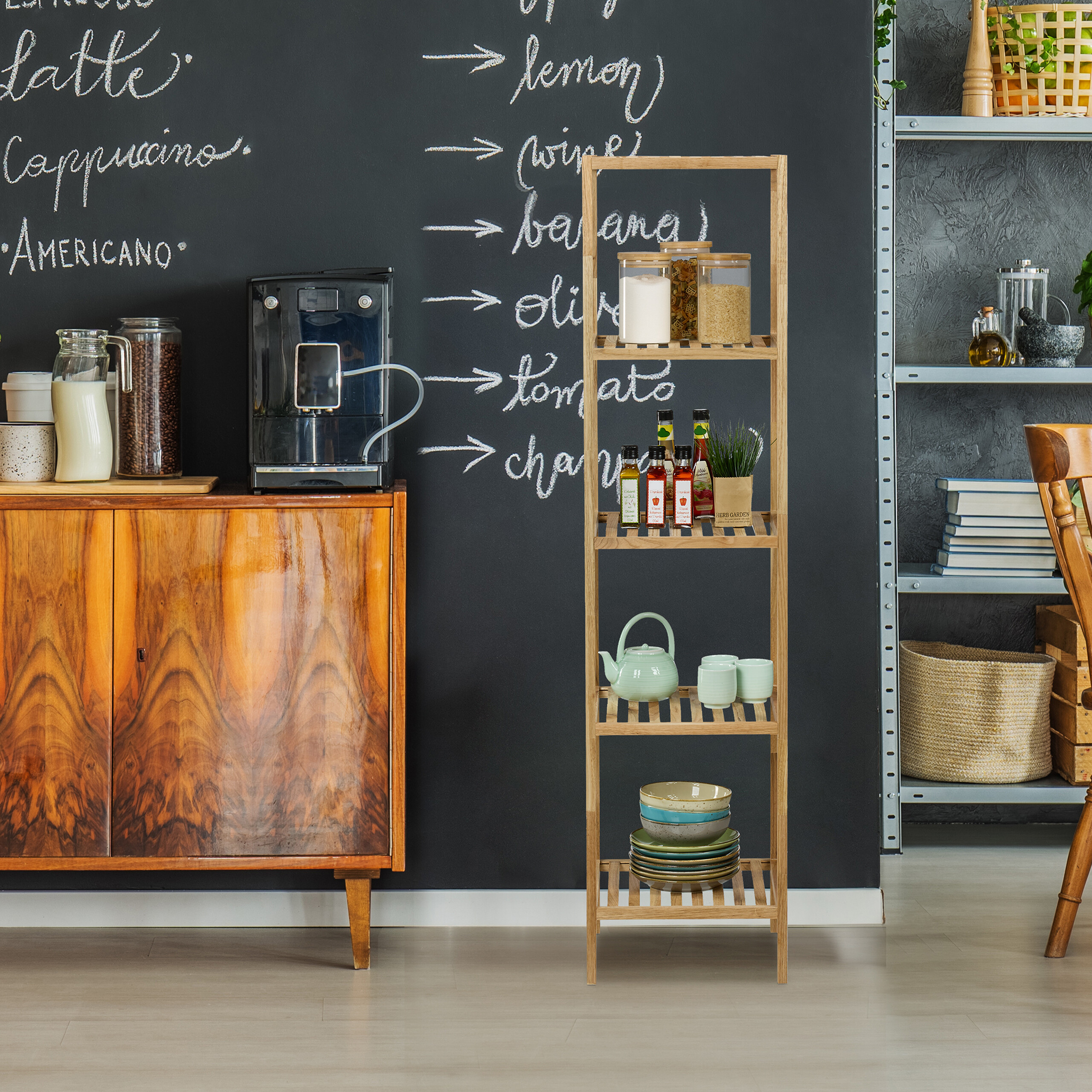 Holzschrank mit Kaffeemaschine vor Tafelwand, daneben ein Holzdrehregal und Regale.