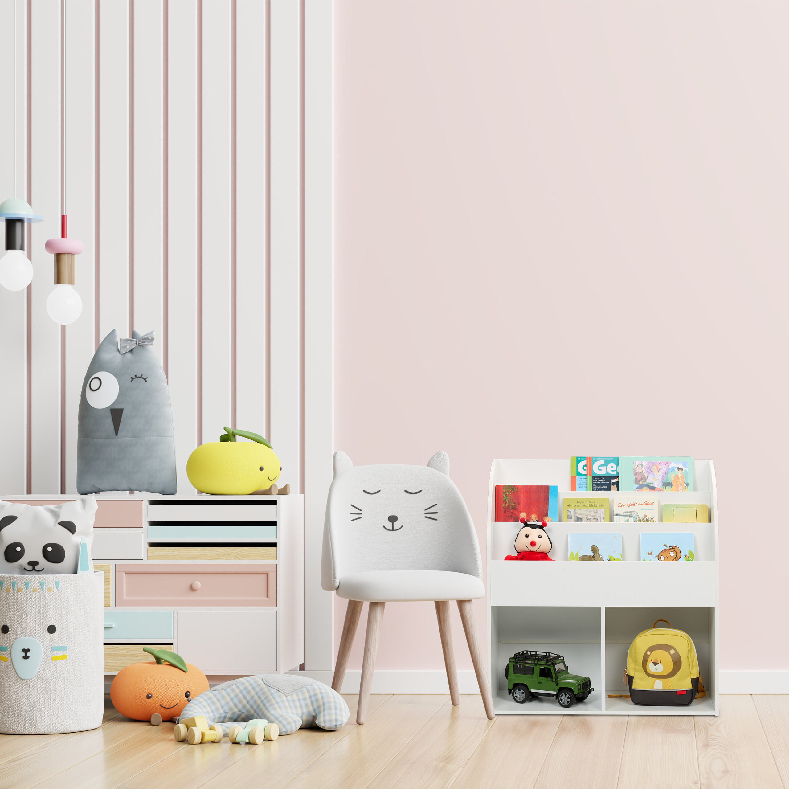 Gemütliches Kinderzimmer in Pastellfarben mit Regenbogenkissen, Tiermöbeln und Holzfußboden.