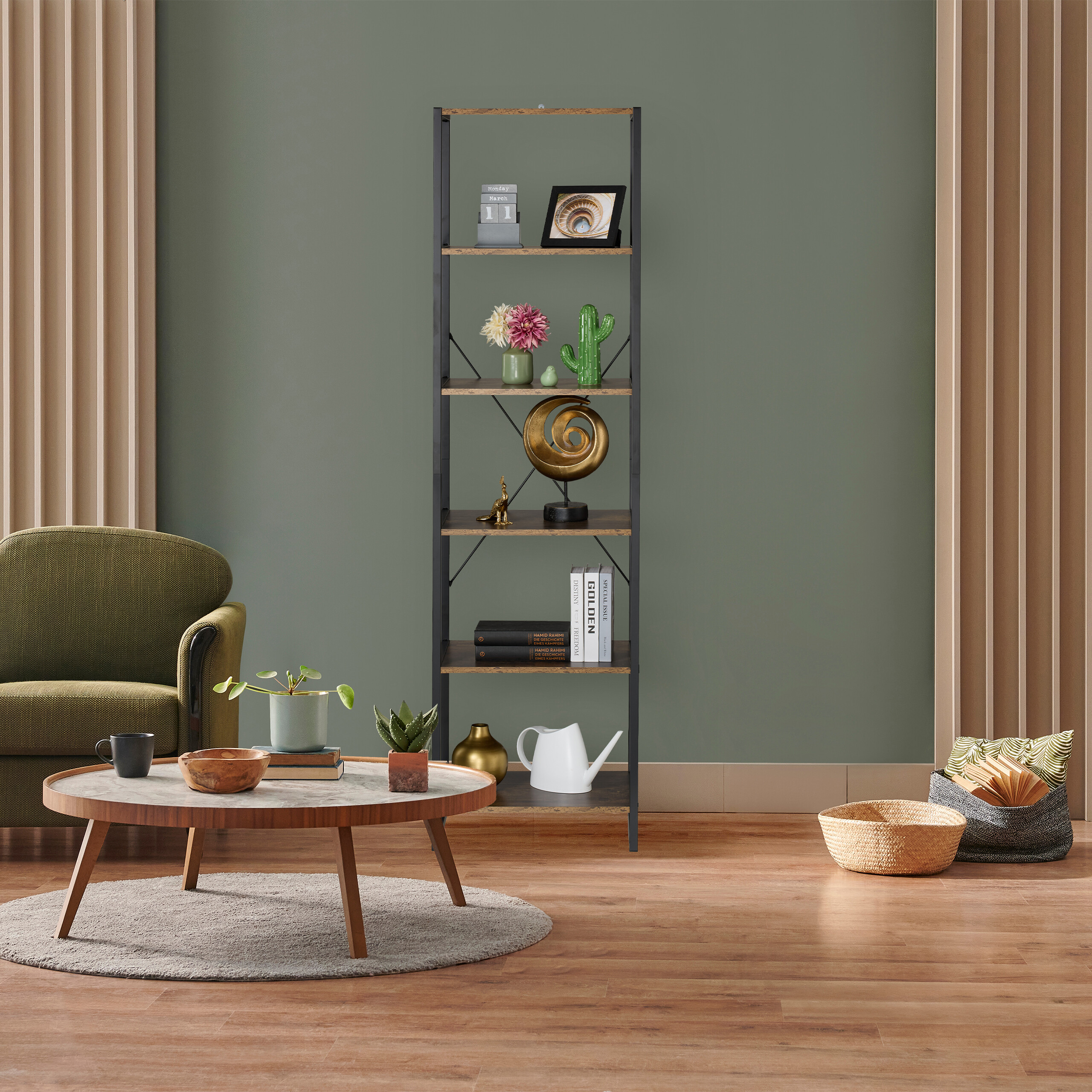 Ein Wohnzimmer mit grünem Sessel, rundem Couchtisch mit Pflanze, hohem Metallregal und Körben.
