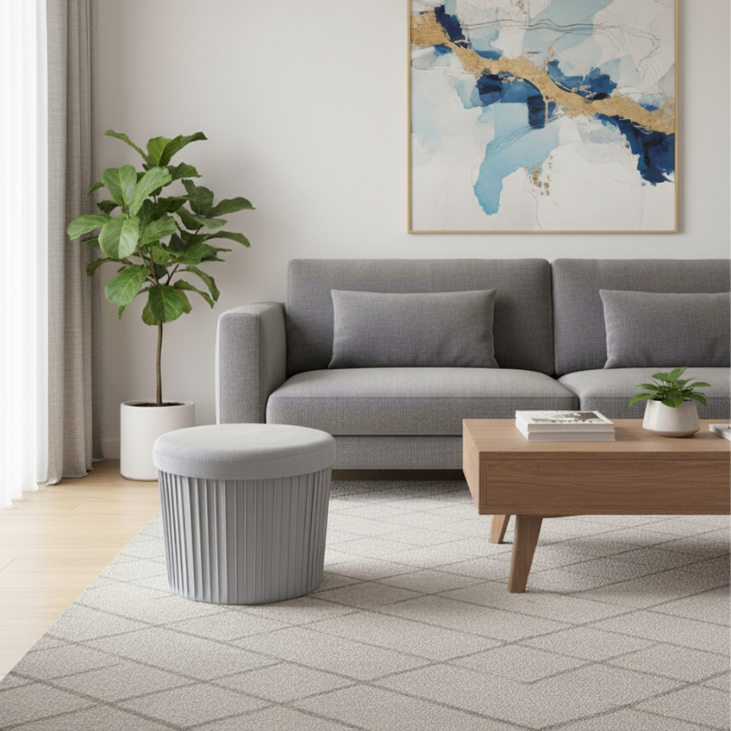 Ein Wohnzimmer mit grauem Sofa, passendem Hocker, Holztisch, Topfpflanze und abstrakter Kunst.