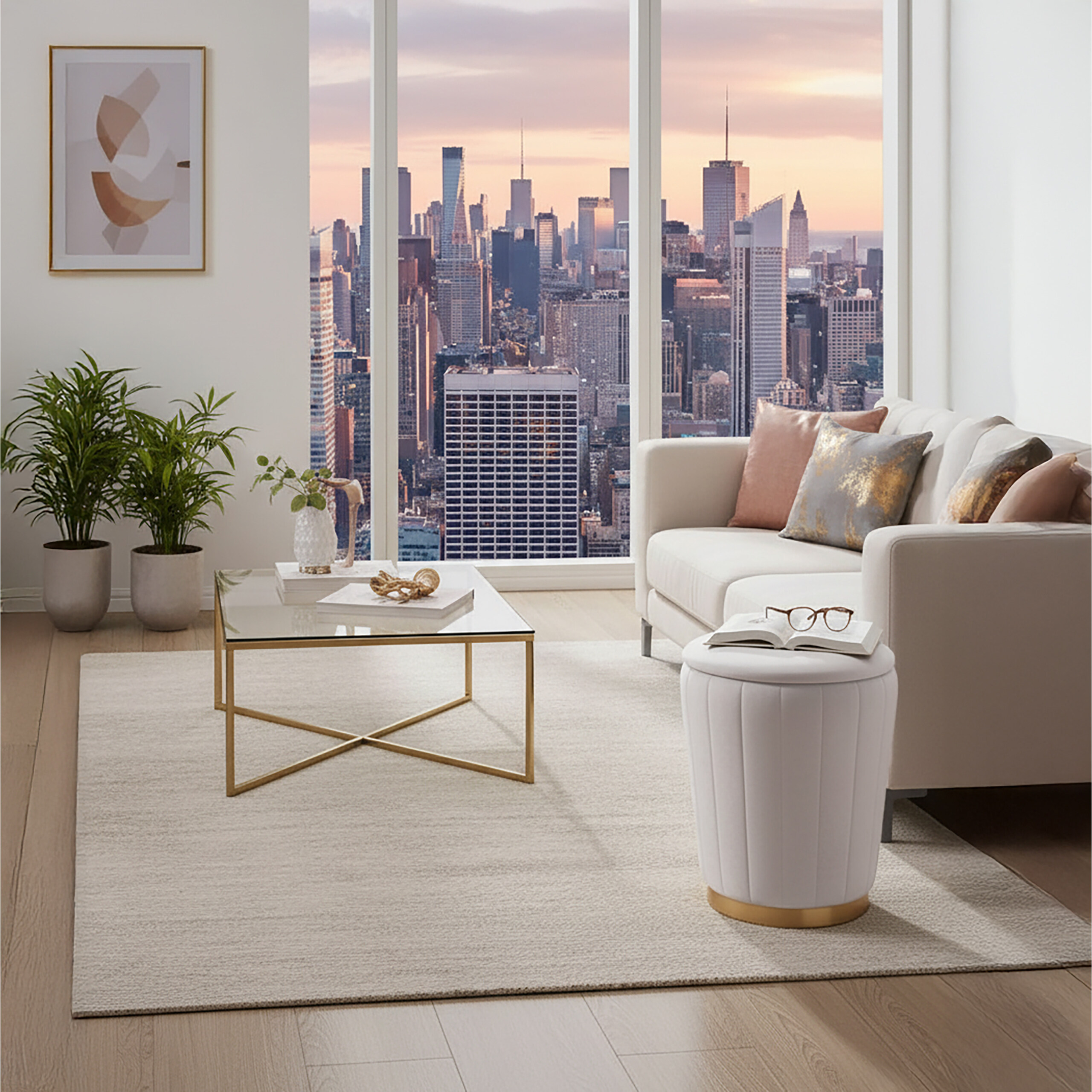 Moderne Einrichtung mit weißem Sofa, Glascouchtisch, Hocker und Pflanzen vor einer großen Fensterfront mit Skyline.