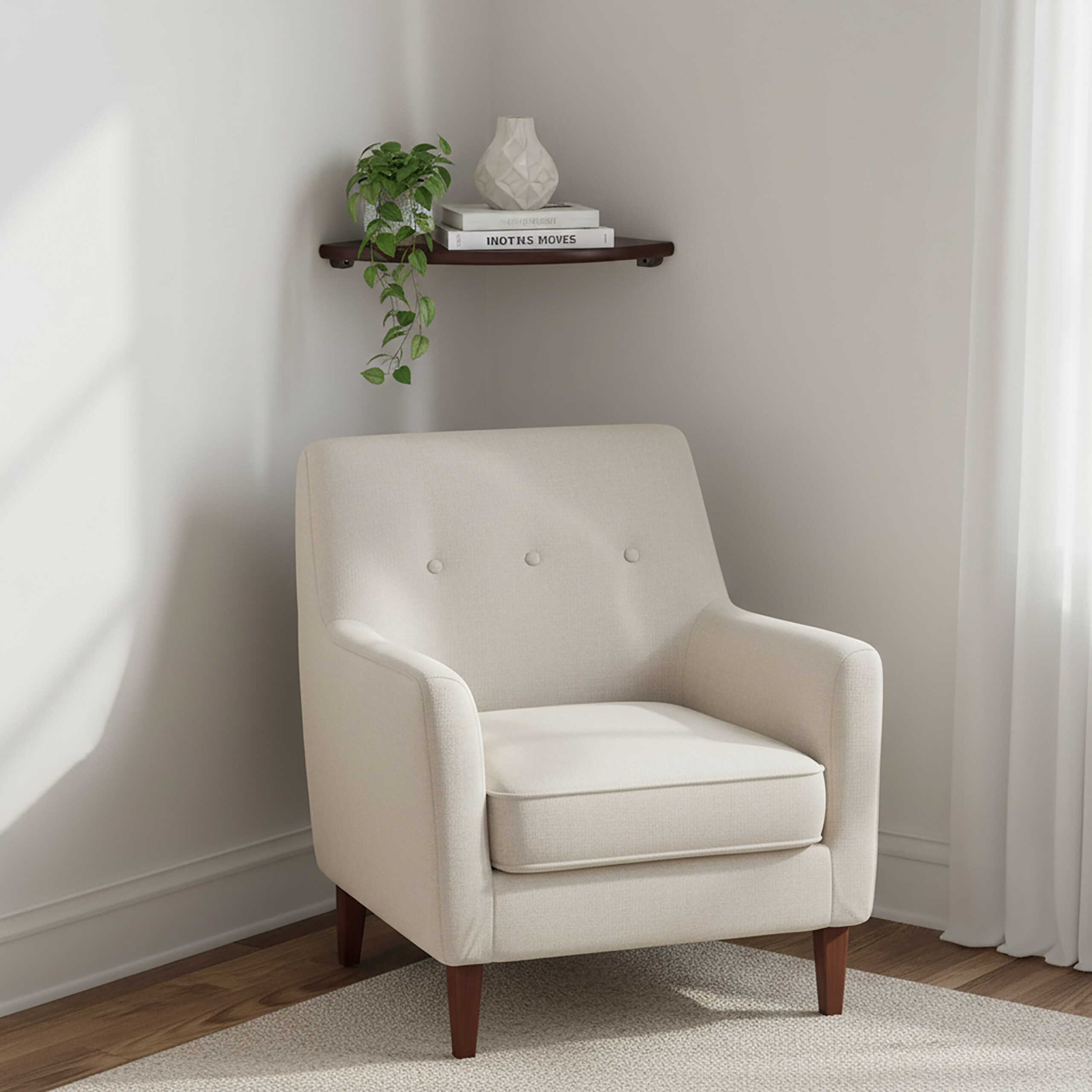 Beiger Sessel in einem eckigen Raum mit einem Holzregal mit Pflanze und Vase oben.