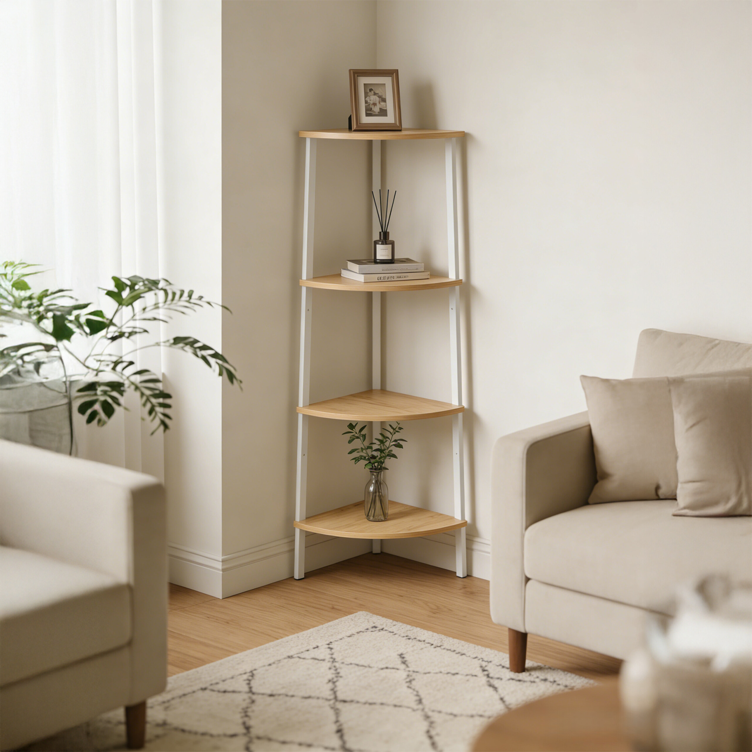 Eckregal aus Holz und Metall in einem hellen, gemütlichen Wohnzimmer mit Sesseln und Pflanzen.
