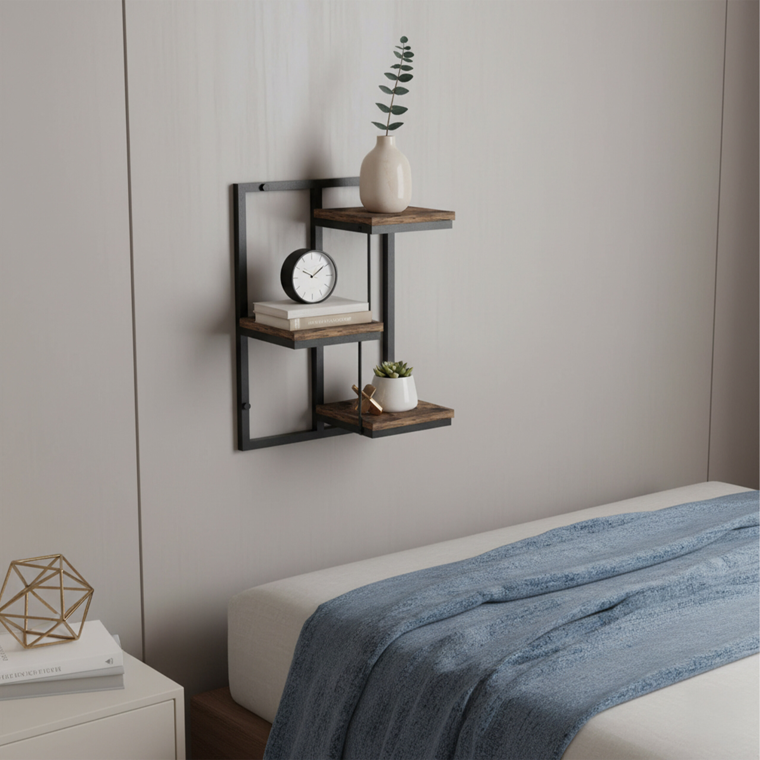 Wandregal aus Holz und Metall über einem Bett mit blauer Decke, dekoriert mit Pflanzen, einer Uhr und Büchern.