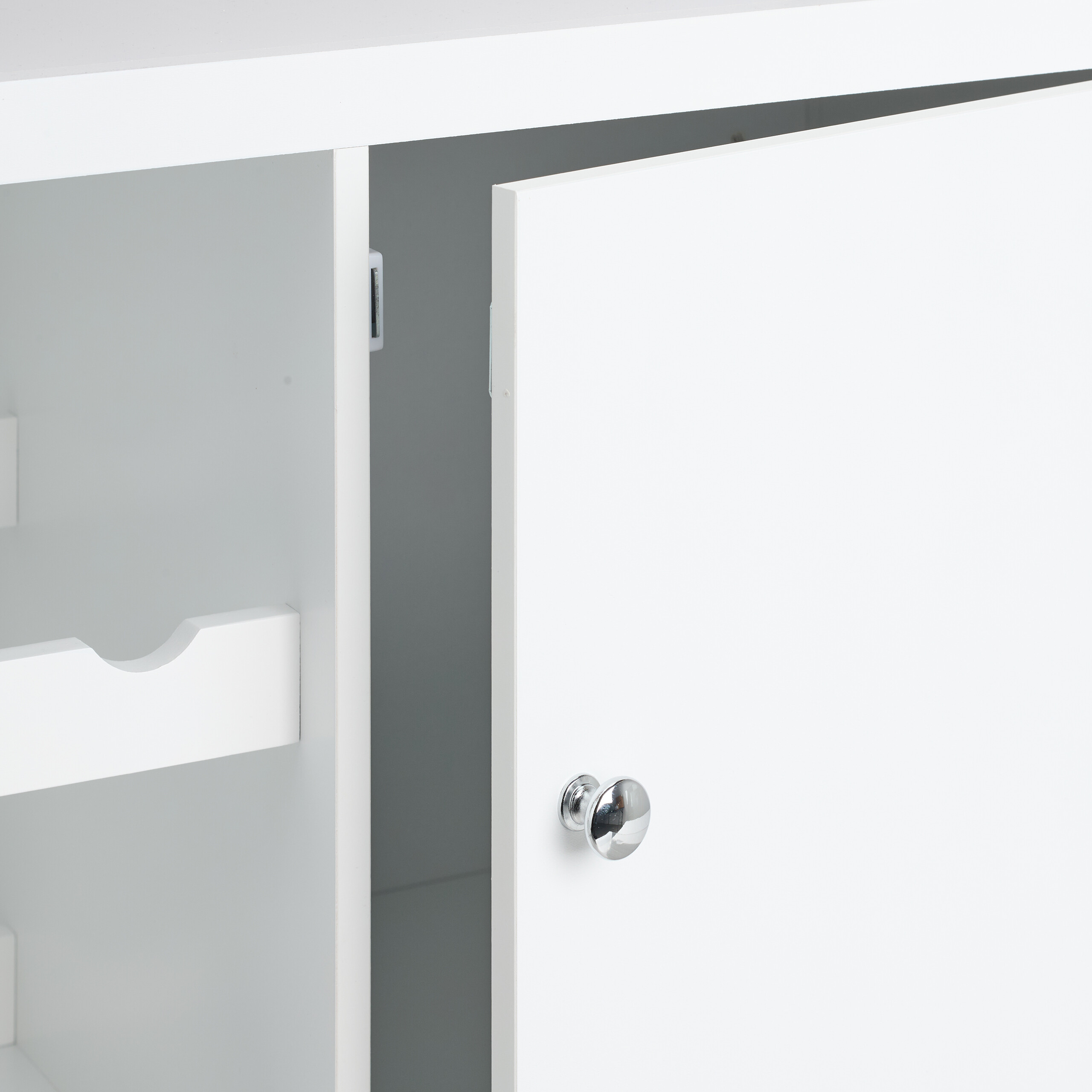 Ein weißer Schrank mit geöffneter Tür und glänzendem runden Griff.