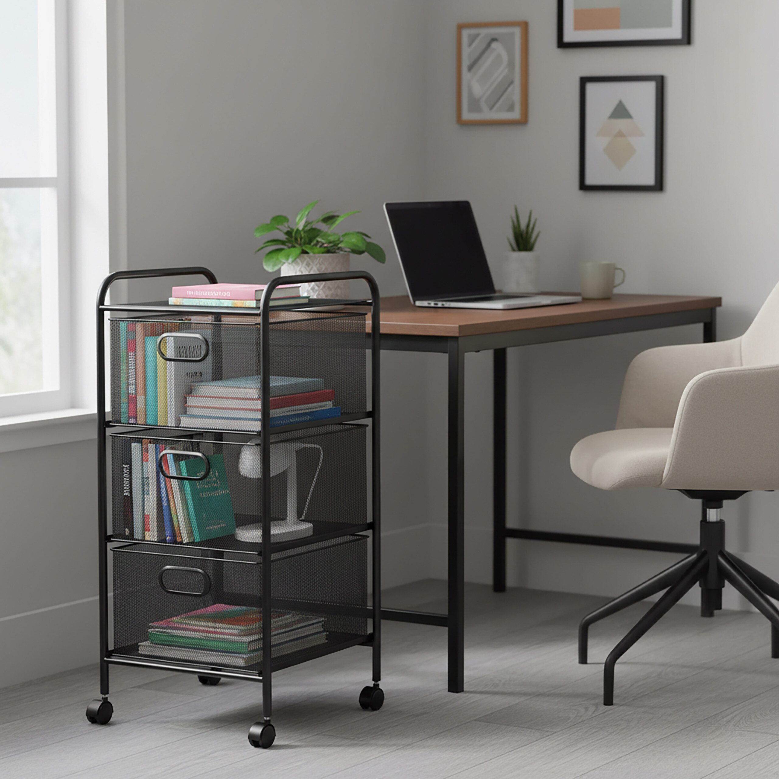Ein Homeoffice mit einem schwarzen Metallwagen voller Bücher, einem Holztisch, Laptop und hellem Stuhl.