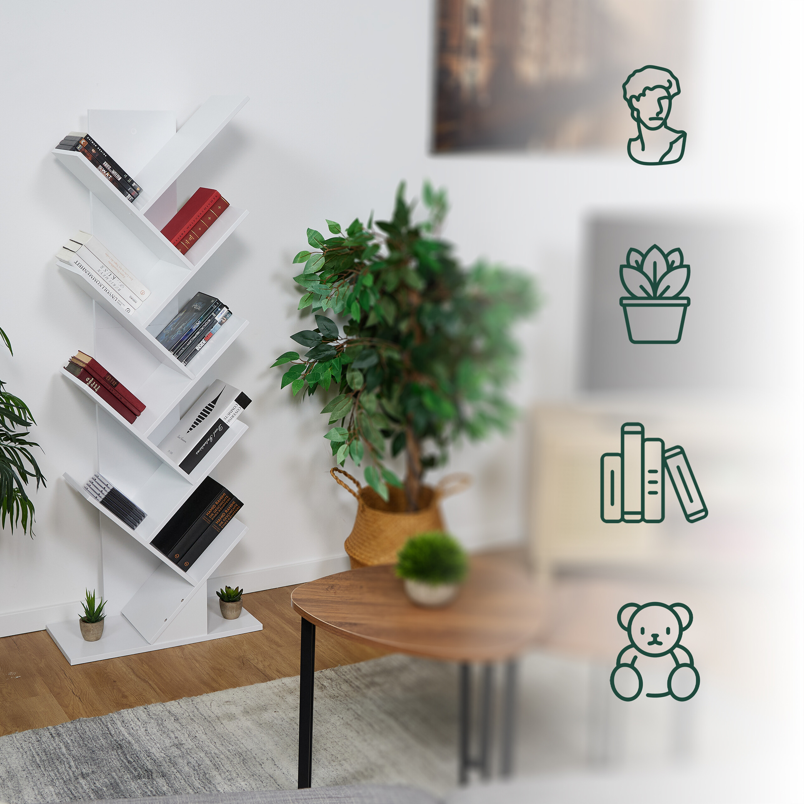 Ein weißes, zickzackförmiges Bücherregal mit Büchern steht in einem hellen Raum neben einer Pflanze.