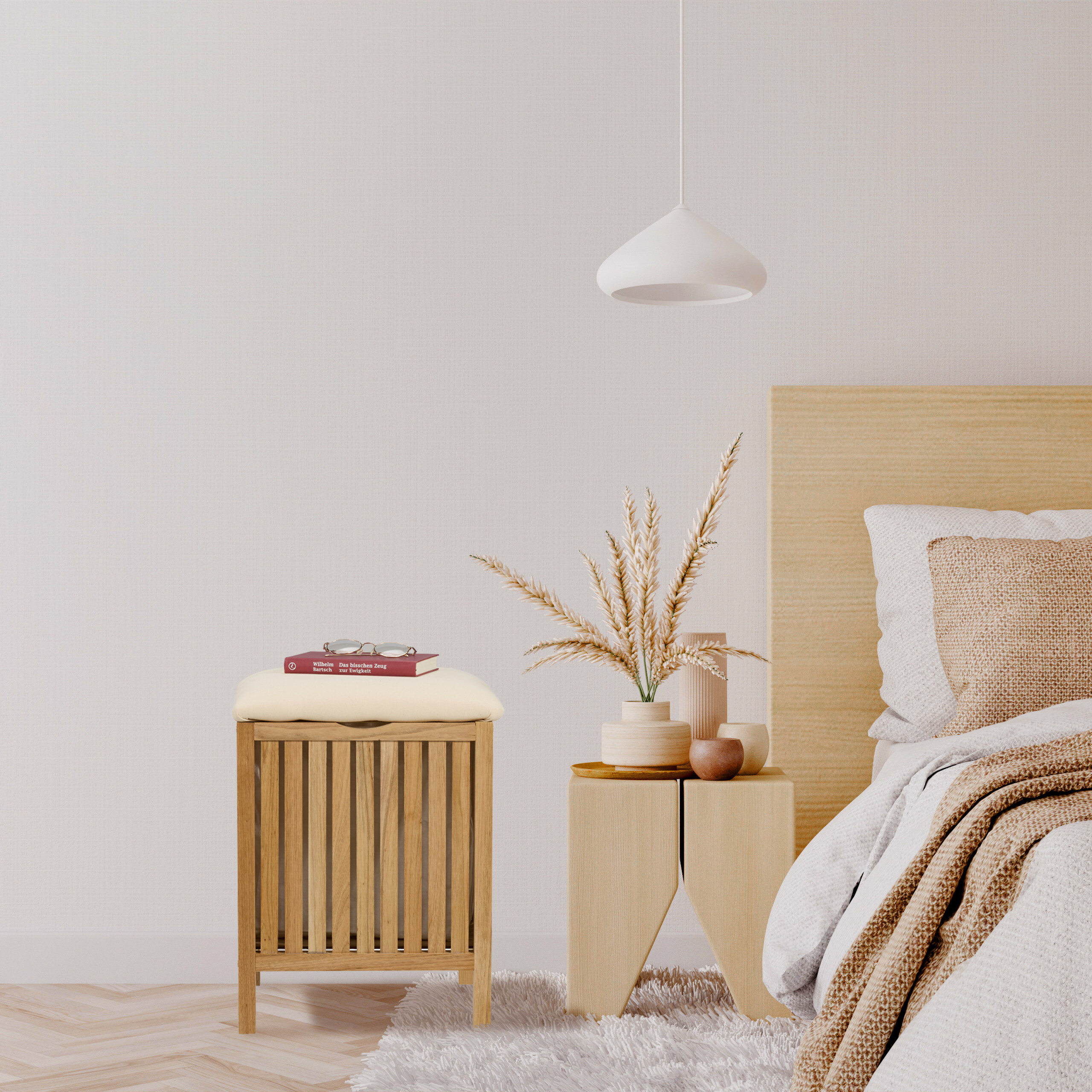 Ein minimalistisches Schlafzimmer mit Holzbett, Nachttischen, weißem Lampenschirm und Buch auf einem Hocker.