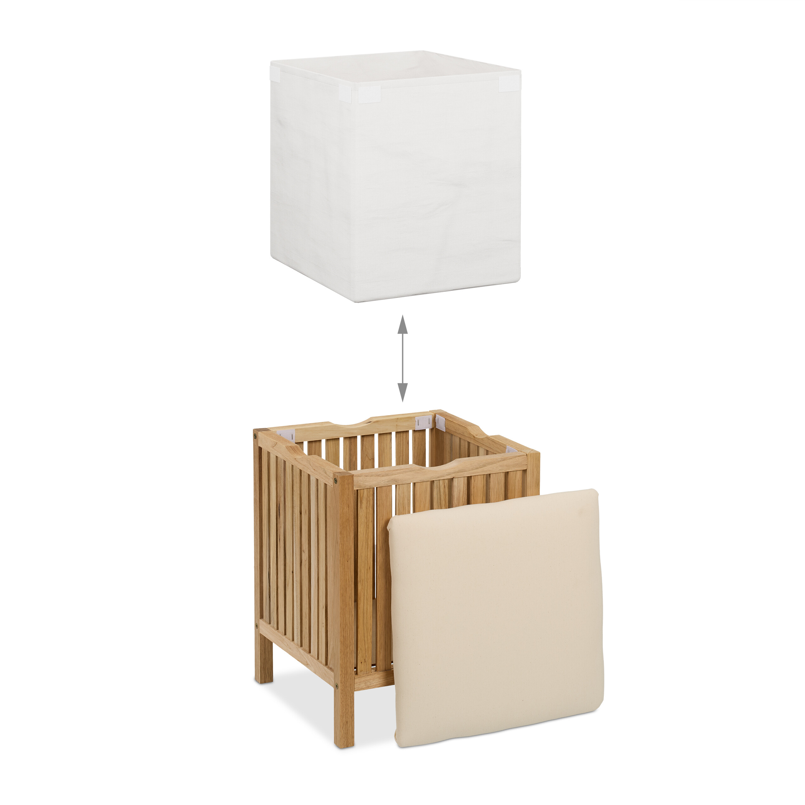 Holzwäschebox mit herausnehmbarem weißem Beutel und gepolstertem Deckel auf weißem Hintergrund.