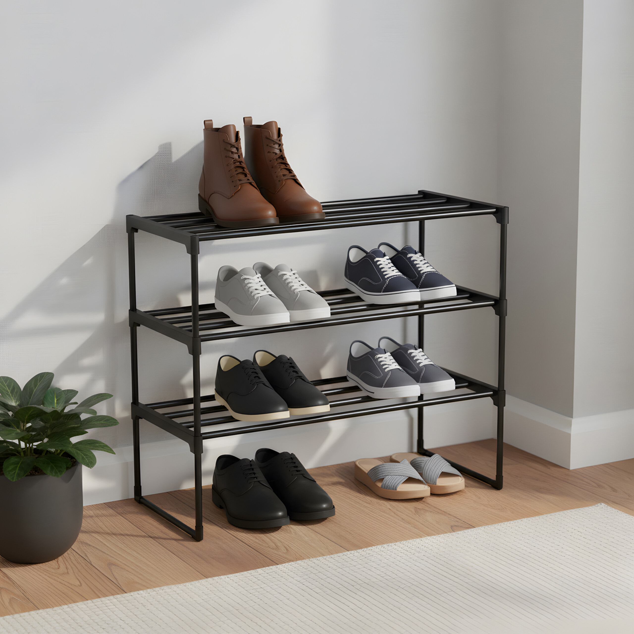 Ein schwarzes Metallregal steht vor einer weißen Wand und zeigt verschiedene Schuhe auf vier Ebenen sowie eine Topfpflanze.