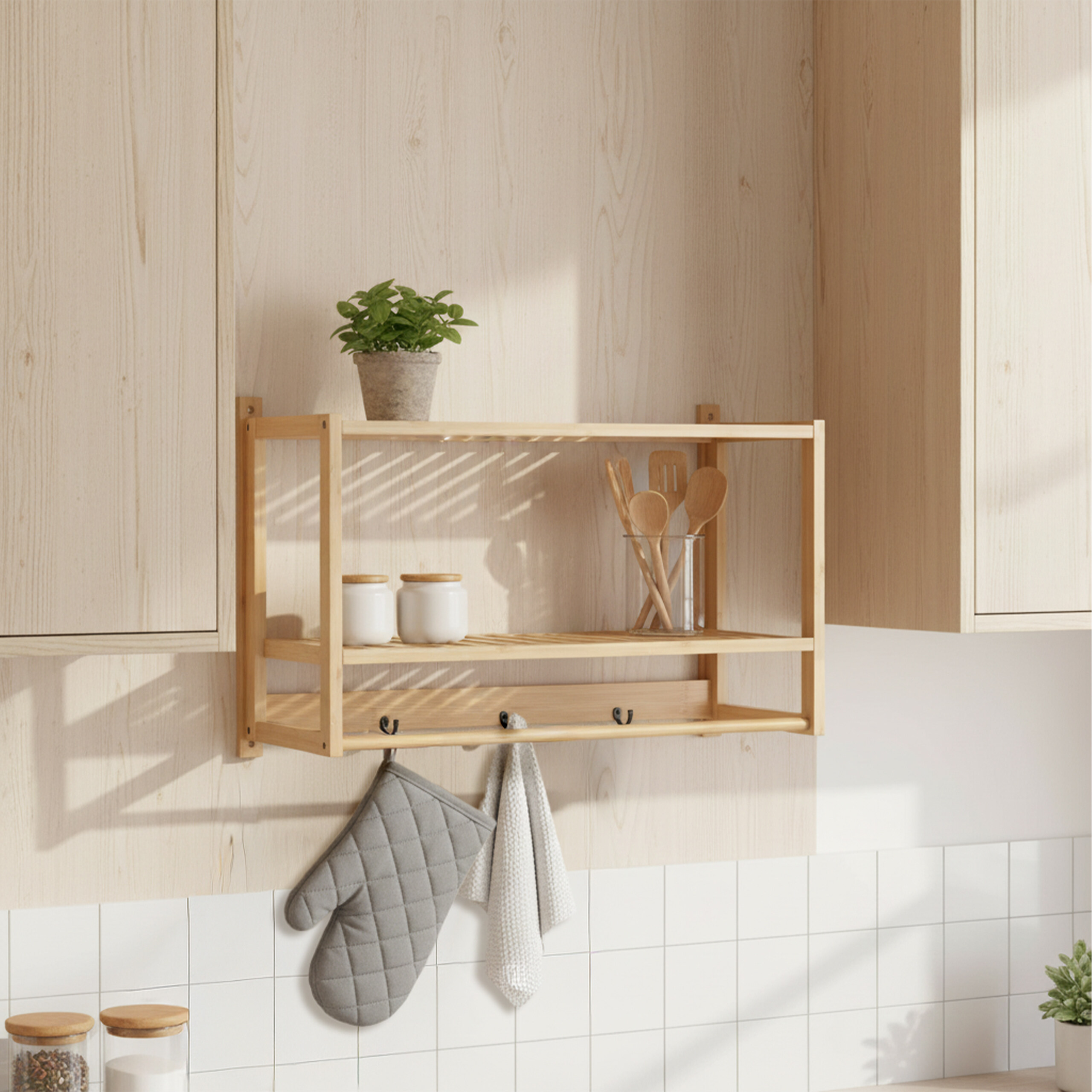 Ein Holzregal mit Pflanze, Gläsern und Küchenutensilien hängt über weißen Fliesen an einer Holzwand.