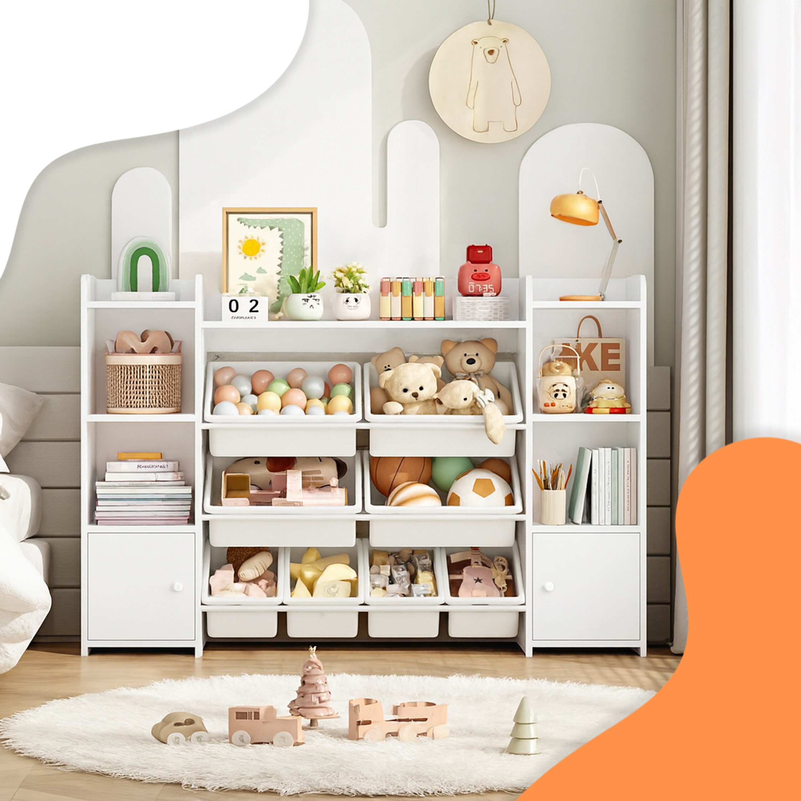 Weißes Kinderzimmerregal mit Spielzeug, Bällen und Kuscheltieren, davor ein weißer Teppich mit Holzspielzeug.