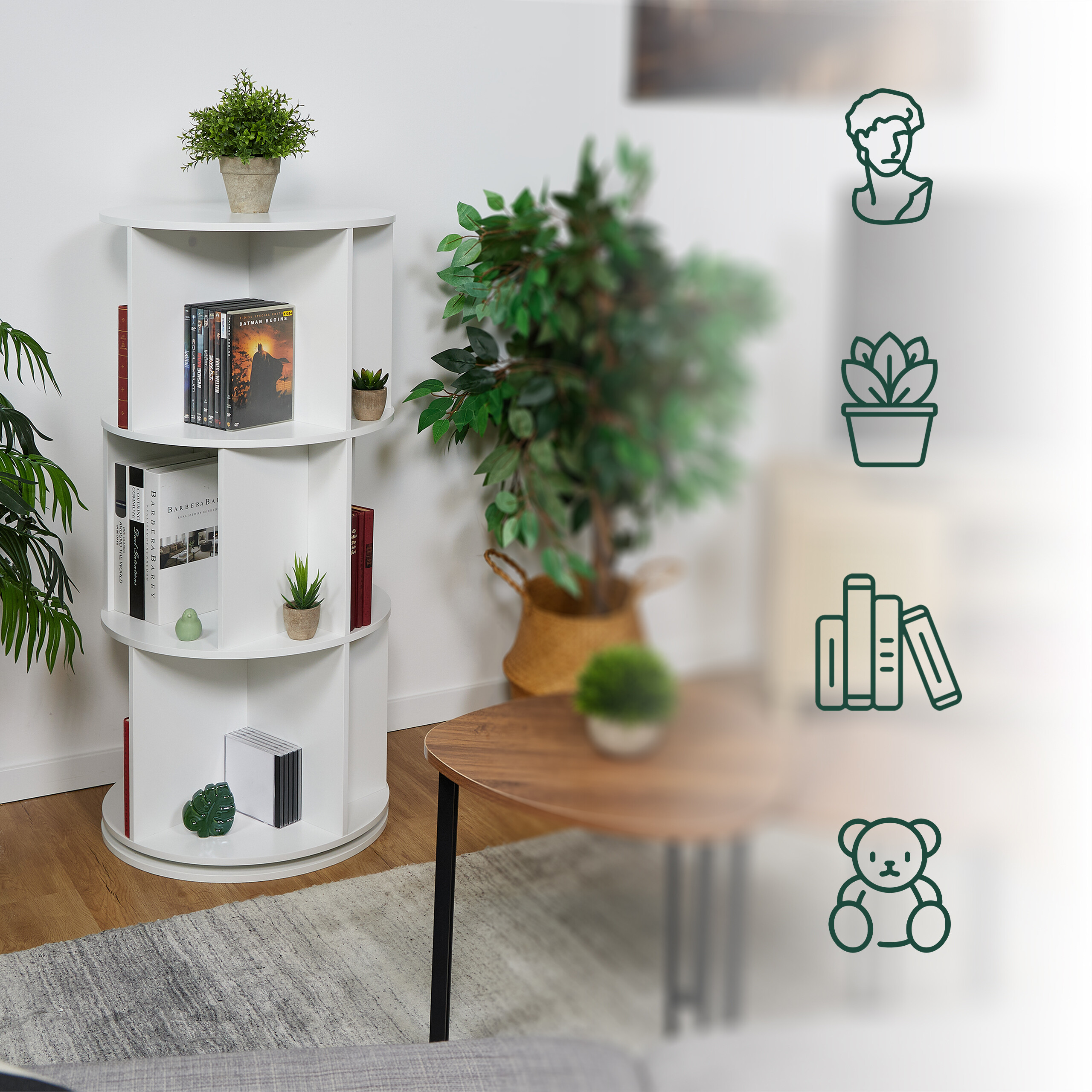 Weißes, rundes Bücherregal mit Büchern, Pflanzen und Deko in modernem Wohnzimmer.