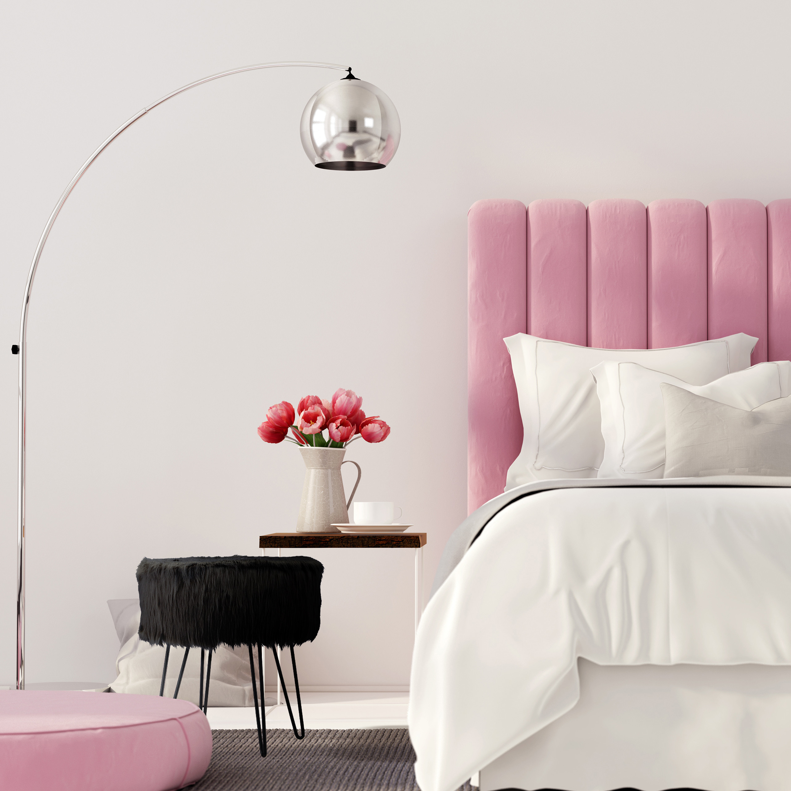 Moderne Schlafzimmerecke mit pinkem Kopfteil, weißem Bett, Nachttisch mit Tulpen, Hocker und großer Bogenlampe.