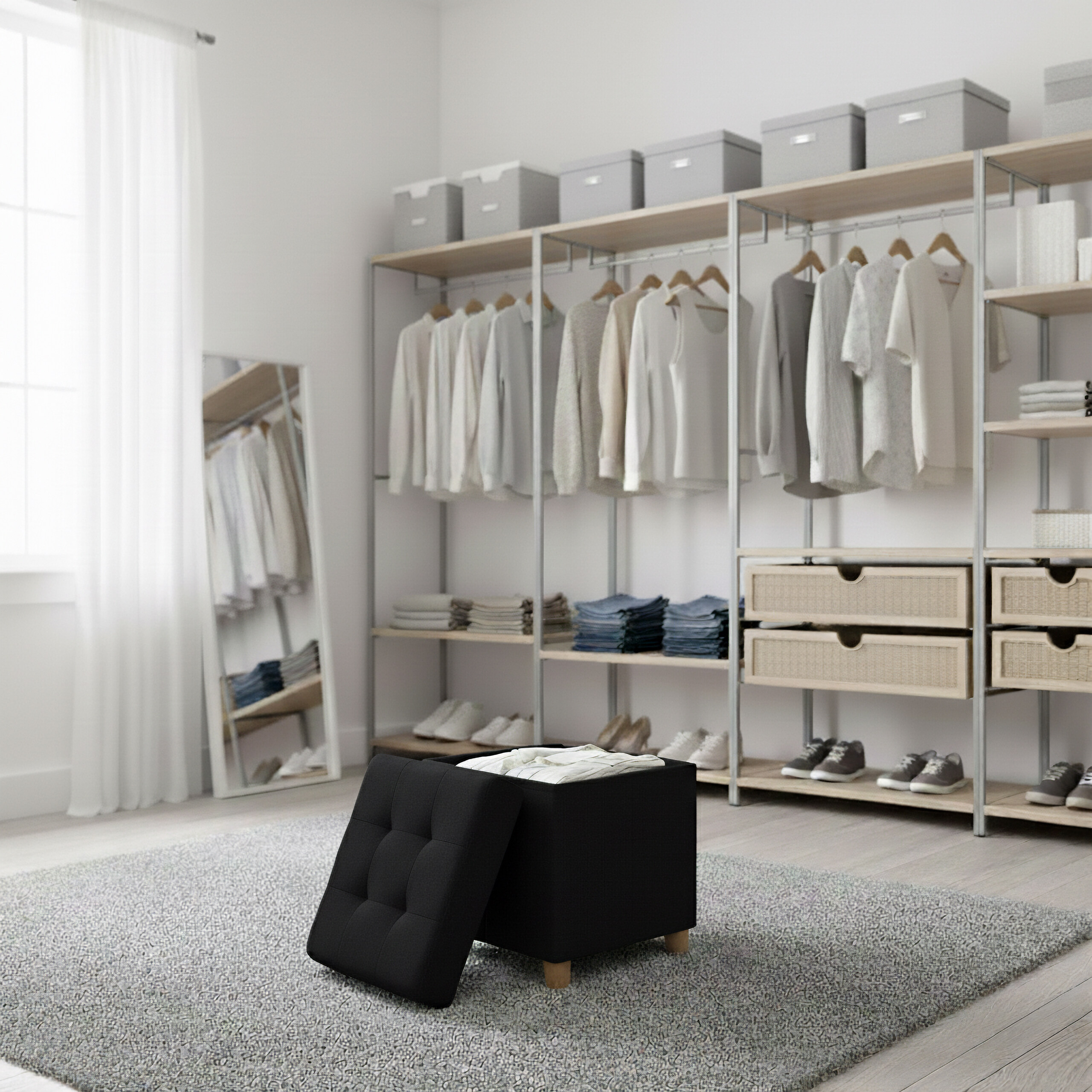 Ein heller begehbarer Kleiderschrank mit Regalen, Kleidung, Kisten und einem schwarzen Hocker auf einem grauen Teppich.