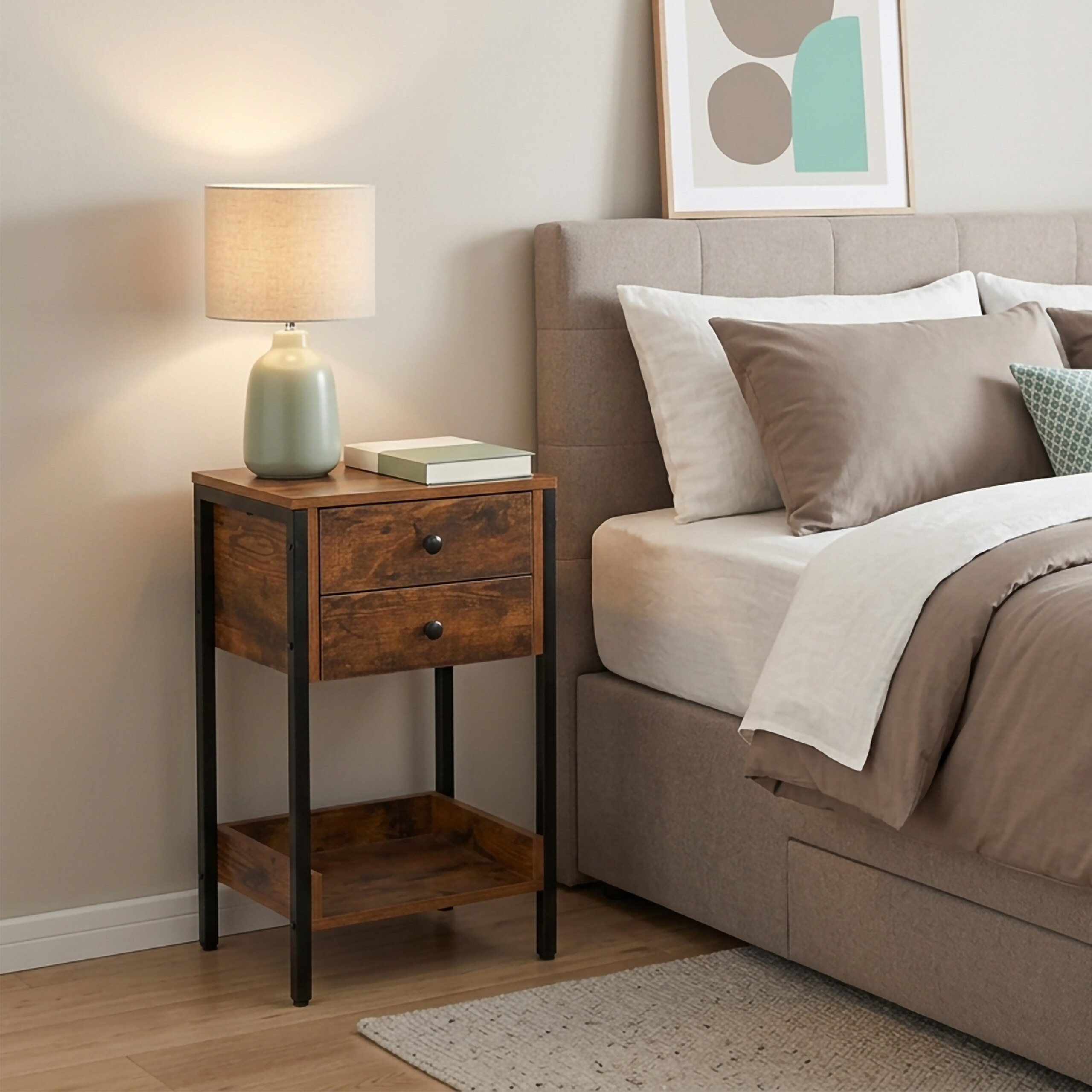 Ein hölzerner Nachttisch mit Lampe und Buch steht neben einem beige gepolsterten Bett in einem gemütlichen Schlafzimmer.