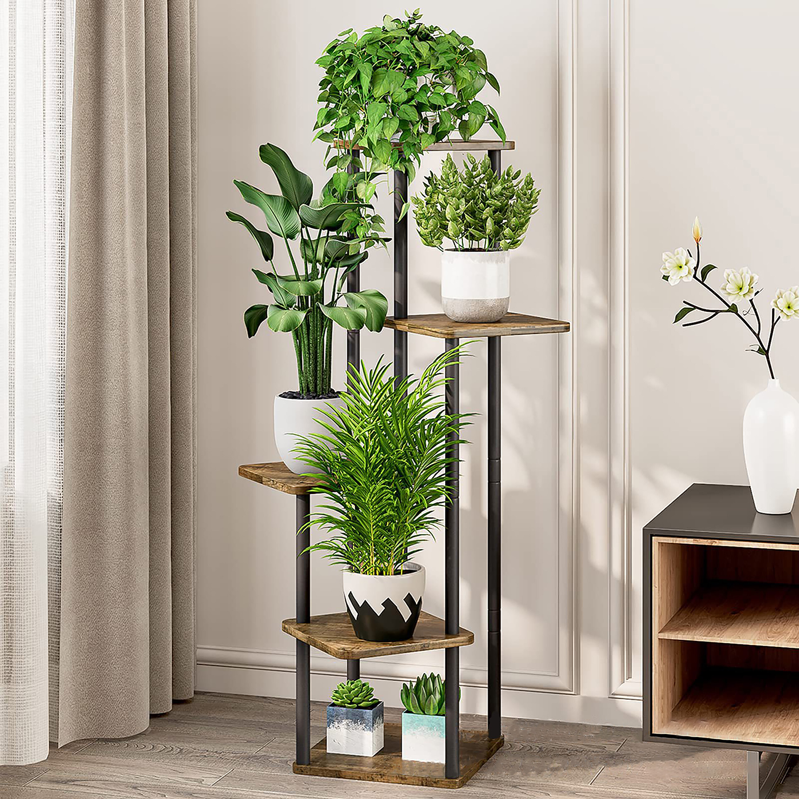 Ein mehrstöckiger Blumenständer mit Topfpflanzen an einer hellen Wand, neben Vorhang und Schrank.