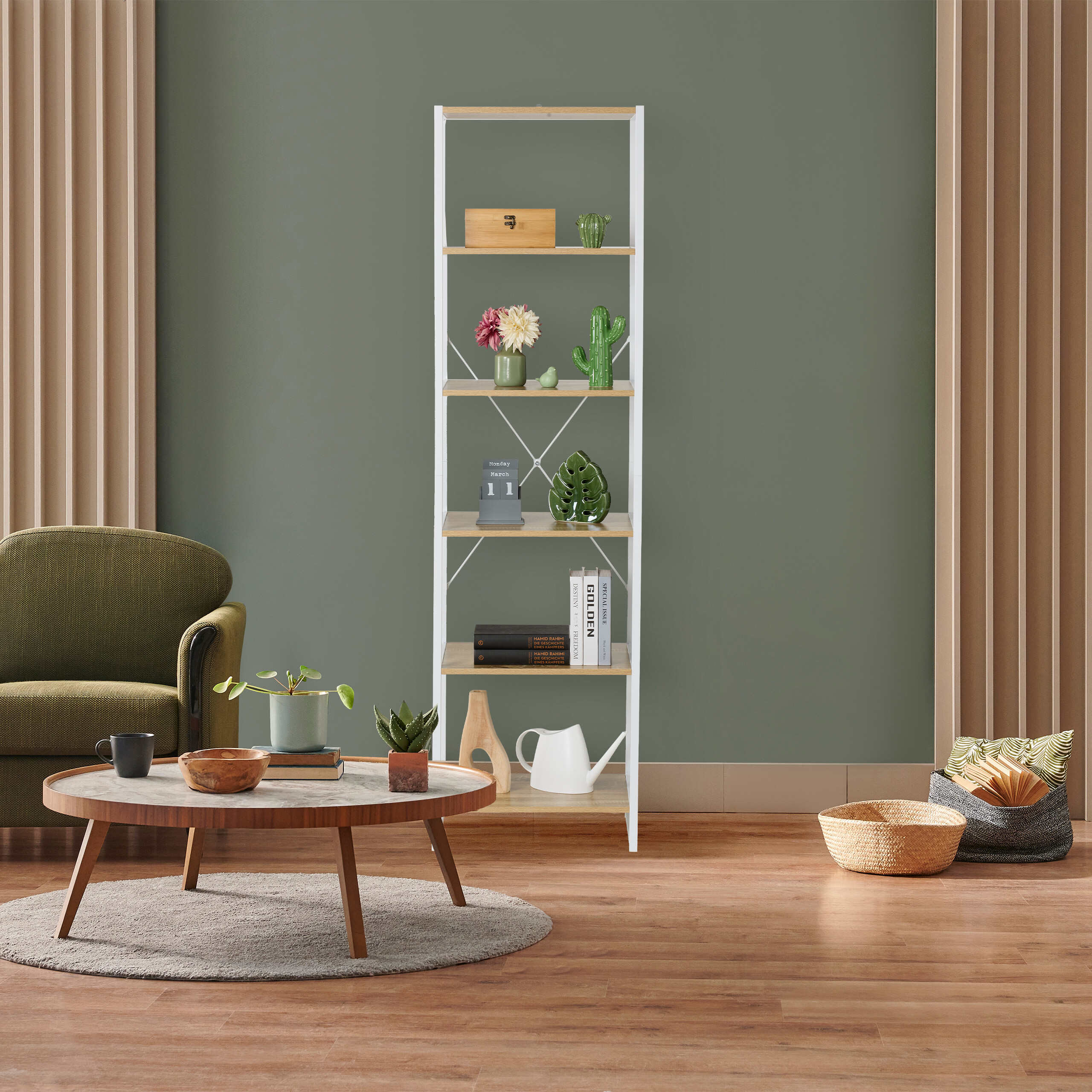 Ein Wohnzimmer mit grünem Sessel, Holztisch, weißem Regal mit Dekoration und Wandvertäfelung.
