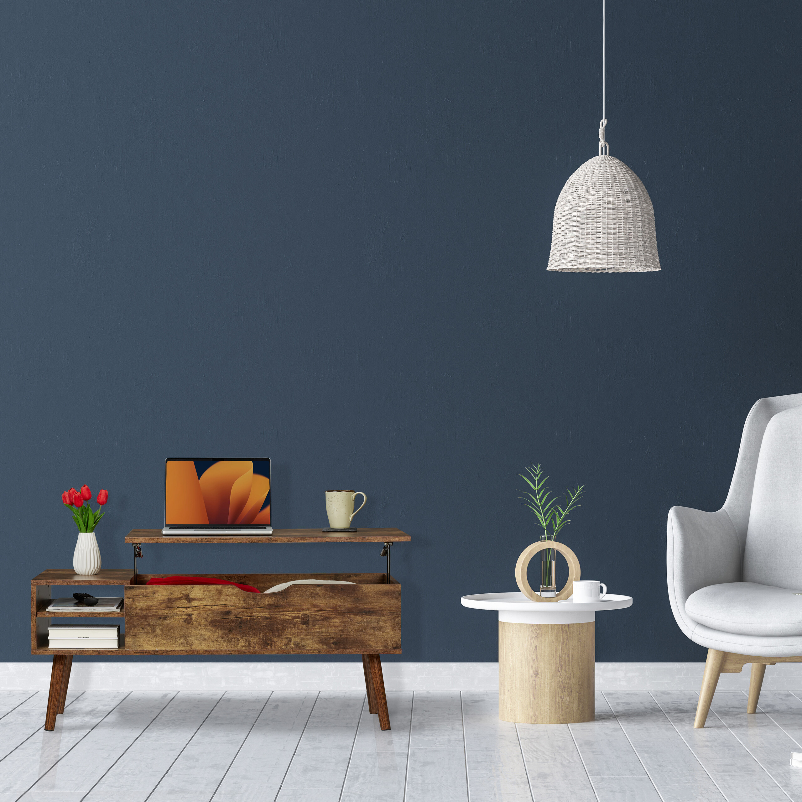 Ein modernes Zimmer hat eine dunkelblaue Wand, eine Holz-Medienkonsole mit Laptop, einen weißen Sessel und eine Hängeleuchte.